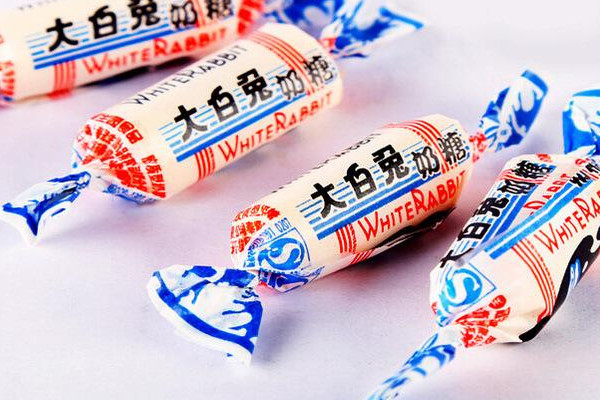 為什么大白兔奶糖包一層糯米糖紙？老版糖紙比一斤糖還貴