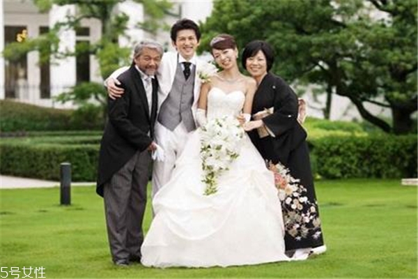 兒子結婚媽媽穿什么衣服 大方得體就行啦