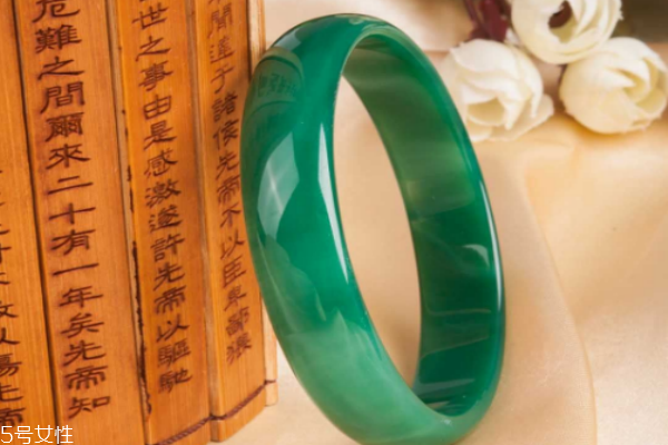 綠瑪瑙手鐲一般多少錢 這個價(jià)位最常見