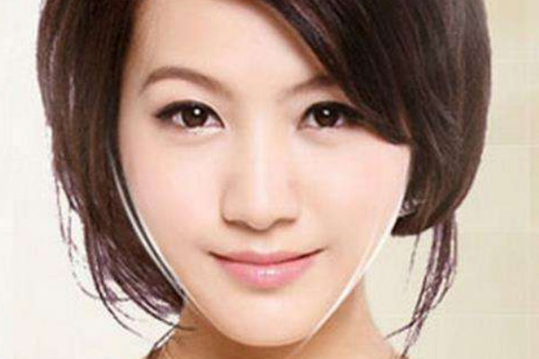不整形的小v臉?biāo)茉旆?/h1>

時(shí)間：2015-11-12 14:17:50 編輯： 814
分享至：



 c_4(); 
小V臉其實(shí)就是個(gè)標(biāo)準(zhǔn)的小瘦臉，非常的好看，要么先天就是，要么就需要后天的塑造了，現(xiàn)在的手術(shù)就可以實(shí)現(xiàn)，速度快，效果好，但是動(dòng)刀子難免出現(xiàn)后遺癥，今天我們說(shuō)的是不整形小v臉?biāo)茉旆ǎ?/p>小V臉按摩法常做4個(gè)表情瘦臉1.嘟嘴嘟起嘴巴，收緊臉頰，讓臉部肌肉凹陷。眼睛盡量張大，學(xué)著金魚(yú)吐氣泡時(shí)候的嘴型，堅(jiān)持10秒，然后放松，重復(fù)做3次。2.張嘴張大嘴巴做“a”“o”“i”“u”“wa”的發(fā)音，表情盡量夸張，這樣能夠刺激臉部血液和淋巴的循環(huán)。3.微笑你沒(méi)聽(tīng)錯(cuò)，微笑也是可以瘦臉的。這個(gè)表情很簡(jiǎn)單，相信大家都會(huì)做。你只需要自然放松兩部，上下牙齒咬合，下巴稍稍上抬，嘴角微微上揚(yáng)，頰肌自然被拉伸抬高，V字臉型就出來(lái)啦。4.痛苦表情感到痛苦的時(shí)候，我們的整張臉都會(huì)擰緊似的，四周的肌肉都會(huì)往鼻子中心靠攏。這樣的表情雖然不美觀(guān)，但是能夠充分鍛煉到臉部的肌肉，促進(jìn)血液循環(huán)，有效瘦臉。你需要搞懂你的臉型亞洲人的臉型并不像歐美人那么立體，顴骨、眉骨這些地方并沒(méi)有那么高，所以只要臉上長(zhǎng)一丟丟肉都會(huì)很！明！顯！所以注定你就要勤動(dòng)手常按摩，消滅松弛和下垂！顴骨下方，臉頰左右兩邊這個(gè)地方如果胖起來(lái)，臉看起來(lái)就很圓，包子姐姐就素你啦！下顎左右兩邊這兩邊有兩個(gè)脂肪袋，如果有脂肪囤在這里，你就不是小V臉而是U臉啦~下巴正下方雙下巴有多可怕不用我多說(shuō)了吧，有了這兩層肉肉，肥婆這個(gè)詞就不會(huì)遠(yuǎn)離你按摩步驟1、在上面說(shuō)到的5個(gè)容易發(fā)胖的部位敷上瘦臉面膜，注意只敷在顴骨以下部位，下巴和下顎部位也要包裹住。除了排除臉上多余水分和脂肪，還可以改善皮膚暗沉，提亮你的皮膚2、將瘦臉精華在手上搓開(kāi)，然后在臉上均勻涂抹開(kāi)來(lái)，額頭、臉頰還有下巴都要照顧到，特別是下巴和頸部的結(jié)合處。涂抹好后，用手掌心在額頭上按壓10秒鐘3、 用手掌包住眼睛周?chē)?，同樣按?0秒鐘然后松開(kāi)4、接著用掌心在臉頰處也按上10秒5、最后沿著下巴弧線(xiàn)往耳垂方向往上推，同樣10秒鐘6、將大拇指放在耳垂前，四根手指放在耳垂后面進(jìn)行按壓10秒7、順著頸部往下按，把淋巴排到鎖骨淋巴結(jié)外面，有按摩的右邊明顯比左邊緊致好多！而且還往上提拉了不少額~立現(xiàn)小V臉的頭發(fā)折騰術(shù)大圓臉：內(nèi)扣發(fā)尾最關(guān)鍵，上淺下深最修顏大圓臉比較有溫柔氣象，但容易顯得面形臃腫，五官平淡。V臉關(guān)鍵點(diǎn)：1、空氣感齊劉海要蓋過(guò)眉毛。微卷的劉海提供適度遮蓋力，減少大圓額頭帶來(lái)的敦厚感。注意用卷發(fā)棒微微燙卷前，可將厚實(shí)的劉海適度削薄，增加輕盈感，免得面容過(guò)于滯重。2、兩側(cè)頭發(fā)的內(nèi)扣發(fā)梢。用電發(fā)棒將側(cè)面頭發(fā)內(nèi)卷，可以適度遮臉，修飾出顴骨以下的V字線(xiàn)條。3、染發(fā)時(shí)，將頂部頭發(fā)染淺以增加蓬松感，在肌肉圓實(shí)的腮部以下漸變?yōu)樯钌?，特別是兩側(cè)頭發(fā)的內(nèi)側(cè)要以深色挑染，讓內(nèi)扣的發(fā)色線(xiàn)條更清晰，緊俏下巴的效果更好。輕快變身：修飾長(zhǎng)圓臉，染發(fā)不妨上深下淺將上述美化圓臉發(fā)型，用來(lái)改造長(zhǎng)圓臉，最重要的是頂發(fā)部位要染深，讓額頭變短，在下巴上方2公分的位置開(kāi)始變淺即可，腮部?jī)蓚?cè)內(nèi)深外淺也可幫助收緊V字線(xiàn)條。大方臉：溫柔發(fā)尾線(xiàn)條，深沉柔美發(fā)色大方臉看上去有點(diǎn)“女生男相”，看上去硬朗強(qiáng)勢(shì)，在變身小V臉的過(guò)程中一定要增加發(fā)梢的輕靈動(dòng)勢(shì)，讓整體氣質(zhì)剛?cè)峒鏉?jì)。V臉關(guān)鍵點(diǎn)：1、三七或二八側(cè)分后，做出向發(fā)量多的一側(cè)輕盈流動(dòng)的斜劉海。斜劉海稍稍外翻可減少額頭的倔犟印象。2、兩側(cè)頭發(fā)在卷燙時(shí)，務(wù)必要以?xún)?nèi)外卷交錯(cuò)的方法，撐起發(fā)梢的豐滿(mǎn)度與流動(dòng)感，避免單純內(nèi)扣或外翻可能帶來(lái)的腮部凸顯。3、淡黃、淺棕、淺咖等發(fā)色會(huì)使大方臉面部模糊，不如選擇2015年秋冬流行的深焦茶色，深暖棕色，可以在此基礎(chǔ)上挑染少許夢(mèng)幻彩色，如動(dòng)漫女主常見(jiàn)的灰紫色、珊瑚橙色、瑪莎蒂紅色，頭發(fā)內(nèi)側(cè)由耳前挑染到下巴部位即可，可起到柔和的修顏效果。輕快變身：修飾長(zhǎng)方臉，LOB長(zhǎng)度減少兩腮下垮感長(zhǎng)方臉特別容易腮肉下垮顯老相，因此在上述方臉發(fā)型的基礎(chǔ)上，要將長(zhǎng)度修剪到剛剛擦到肩膀的LOB長(zhǎng)度，讓做好的內(nèi)外交錯(cuò)發(fā)卷，無(wú)形中起到支撐兩腮的作用。菱形臉：S型長(zhǎng)劉海，修飾寬顴窄額頭菱形臉變身小V臉很有優(yōu)勢(shì)，因?yàn)樗谌恳韵乱呀?jīng)很接近小V臉了，它的不足之處在于額頭太窄、顴骨過(guò)寬。V臉關(guān)鍵點(diǎn)：1、取接近中分的四六分杠，為了增加頂部發(fā)量，掩飾窄額、短額的缺點(diǎn)，可以采用今年流行的圓弧狀發(fā)杠。2、將兩邊長(zhǎng)劉海各燙成S型弧度，隨意地?cái)[放額頭兩側(cè)，劉?；《仁拐~頭變寬，而劉海尾梢收窄寬臉頰，起到纖瘦臉型的效果。3、一樣使用上淺下深的漸變?nèi)景l(fā)原則，不過(guò)將內(nèi)側(cè)的深色挑染上移，從耳朵上緣平齊的位置開(kāi)始。輕快變身：修飾水滴臉，要靠齊下巴粟米卷比起菱形臉，水滴型的臉不但有窄額寬顴的特點(diǎn)，還有一個(gè)厚實(shí)的大圓下巴，很容易出現(xiàn)下墜煩惱。變身小V臉的關(guān)鍵是將頭發(fā)修剪成較短的LOB后，燙成有支撐力的粟米卷，連長(zhǎng)劉海也是四六分杠后燙成粟米卷，遮擋一部分顴骨。記得粟米卷是染成有力量的深色更好看哦。 

 b_4(); 


豐胸的誤區(qū)你知道多少
洗頭方式不對(duì)，居然有這么大的危害

網(wǎng)站首頁(yè)
返回欄目


相關(guān)文章

1溶脂針是肉毒素嗎 溶脂針是瘦臉針嗎浏览:3468 2瘦臉精華哪個(gè)牌子好用？2022抗衰精華排行榜浏览:1万+ 1激光洗眉一般多少錢(qián) 激光洗眉去醫(yī)院還是美容院 2光子嫩膚是去醫(yī)院還是美容機(jī)構(gòu) 光子嫩膚去醫(yī)院掛什么科 3熱瑪吉是什么原理 熱瑪吉是什么美容項(xiàng)目 4臉部按摩儀真的有用嗎 臉部按摩儀真的可以瘦臉嗎 5吸脂可以報(bào)醫(yī)保嗎 吸脂去三甲醫(yī)院還是美容醫(yī)院 6美白針去哪里打最安全 美白針去醫(yī)院還是美容院打 


熱門(mén)文章


天鵝臂分解動(dòng)作圖片_天鵝臂動(dòng)作圖解教程天鵝臂是什么？天鵝臂有用嗎 

天鵝頸是什么樣的？天鵝頸怎么練？青蛙趴的標(biāo)準(zhǔn)動(dòng)作圖片 青蛙趴的正確圖解斜方肌是什么 斜方肌是怎么造成的XO型腿怎么矯正 XO型腿矯正方法束腰帶有用嗎 束腰的好處與危害假胯寬怎么矯正 簡(jiǎn)單方法和假胯寬say no上班族怎么改善骨盆前傾 3個(gè)動(dòng)作讓你恢復(fù)正常體態(tài)假胯寬是怎么形成的 不良走姿害了你胸圍80是什么罩杯 胸圍80是多大女生在跳鋼管舞的時(shí)候有生理反應(yīng)嗎?怎樣克服在跳舞時(shí)男女生理反應(yīng)最適合懶人的減肥方法骨盆前傾的日常矯正 6個(gè)動(dòng)作在家就可以練起來(lái) 


5H跟帖 
















網(wǎng)友評(píng)論僅供其表達(dá)個(gè)人看法，并不表明5h立場(chǎng)。





		var mydate = new Date();
		var year = mydate.getFullYear();
		var month = mydate.getMonth();
		var day = mydate.getDate()
		var nowdate = year+"-"+month+"-"+day
		
		$("#imageField").click(function(){
			var commentcont = $(".comment-text").val();
			if($(".comment-text").val()==""){
				alert("您沒(méi)什么話(huà)要說(shuō)嗎？");
			}else{
				var data = {
					nomember:1,
					saytext:commentcont,
					id : $("#id").attr("value"),
					ecmsfrom : $("#ecmsfrom").attr("value"),
					classid : $("#classid").attr("value"),
					enews : $("#enews").attr("value"),
					repid : $("#repid").attr("value")
				};				
				$.ajax({
					type: "POST",
					url: "/e/pl/doaction.php",
					data: data,
					dataType:'text',
					success: function(msg){
						$(".comment-text").val("");
						$(".comment-body").prepend('<li><div   id="vjfnh55"   class="combd-title"><span id="p7fxhdr"    class="title">本站網(wǎng)友:匿名</span><span id="lbxhz5z"    class="time">'+nowdate+'</span></div><p class="combd-bd">'+commentcont+'</p></li>')
					}
				});
			}	
		})	
	
 

