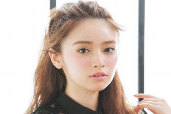 卷發(fā)扎什么發(fā)型好看 長(zhǎng)卷發(fā)扎法教程