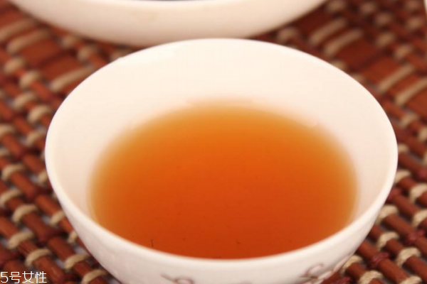 茶水洗臉有什么好處 茶水洗臉預防皺紋