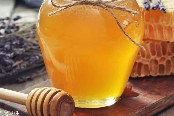 蜂蜜聞起來(lái)什么味 假蜂蜜聞起來(lái)像水果糖