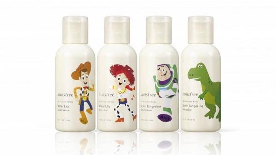 innisfree和玩具總動(dòng)員聯(lián)名化妝品有什么 10大必?cái)⌒缕?/h1>

時(shí)間：2018-12-17 09:11:46 編輯：本站整理 687
分享至：



 c_4(); 
包含小綠瓶、火山泥面膜、控油蜜粉、香氛護(hù)手霜、沐浴及乳液、卸妝液、指甲油、潤(rùn)色唇膏、眼影液。此次聯(lián)名化妝品涵蓋范圍廣，都是經(jīng)典的暢銷貨。innisfree和玩具總動(dòng)員聯(lián)名化妝品有什么很多人的彩妝保養(yǎng)品愛牌innisfree這次竟然和玩具總動(dòng)員聯(lián)名啦?。拇蠹易類鄣牟蕣y產(chǎn)品，到天然護(hù)理產(chǎn)品等都換上超可愛的玩具總動(dòng)員包裝，韓國(guó)和香港innisfree將會(huì)同步率先推出，而臺(tái)灣也將會(huì)在明年上市，玩具迷是不是超期待?。靠靵頁屜瓤纯从心男┏Φ穆?lián)名商品吧！一、限量innisfree X Disney聯(lián)名套裝TOY STORY特別版：綠茶籽保濕精華及保濕霜鐵盒套裝這款套裝擁有可愛的巴斯光年包裝，內(nèi)有綠茶籽精萃水分菁露及精華面霜，另附上一張精美可愛的TOY STORY貼紙，讓你保養(yǎng)肌膚之余，還能收藏極具童心設(shè)計(jì)的獨(dú)一無二巴斯光年禮物鐵盒！TOY STORY特別版：火山泥面膜及控油蜜粉鐵盒套裝火山泥面膜及控油蜜粉鐵盒套裝則是胡迪包裝，包括有火山泥毛孔清潔緊實(shí)面膜、兩支彩泥面膜，和超熱銷的控油礦物質(zhì)蜜粉，里面也一樣有附上一張可愛貼紙，胡迪控絕對(duì)要收??！TOY STORY特別版：濟(jì)州香氛護(hù)手霜套裝三眼怪控絕對(duì)會(huì)尖叫！一套三款的可愛三眼怪圖案護(hù)手霜套裝，共有柔順香氣、香甜桃子及粉紅珊瑚，濟(jì)州天然植物芳香的護(hù)手霜再配上超Q三眼怪圖案，用起來心情也美好。二、精美限量innisfree X Disney產(chǎn)品TOY STORY特別版：我的身體香氛沐浴及乳液套裝套裝中包括沐浴乳及乳液各兩款，天然香氛芳香加上豐富保濕成分，除了超實(shí)用外，胡迪、翠絲、巴斯光年及抱抱龍的可愛圖案一字排開，真的會(huì)讓人愛不釋手??！TOY STORY特別版：礦物控油蜜粉大家的最愛！超人氣暢銷的控油蜜粉，也換上胡迪、翠絲及巴斯光年的可愛包裝啦！這款控油的厲害程度應(yīng)該不用多說，不易脫妝也沒有暗沉問題，以它的價(jià)格三款都包也值得啊。TOY STORY特別版：清爽水油全面卸妝液?溫和不刺激的水油兩層卸妝液則是推出巴斯包裝，與淚水酸堿度接近，不會(huì)刺激雙眼，還能當(dāng)唇眼卸妝液使用，兼具卸妝油的清潔力和清爽水潤(rùn)質(zhì)感！TOY STORY特別版：濟(jì)州香氛護(hù)手霜跟剛剛的套裝不同，這款是單賣的護(hù)手霜共有柔順香氣、陽光野果及柚子茶香三種不同的香味可供選擇，而角色則是有蛋頭先生、熊抱哥和三眼怪！小編私心這款蛋頭先生真是呆的好可愛。TOY STORY特別版：顯色指甲油也是熱銷品的指甲油，這次聯(lián)名的包裝是手繪風(fēng)真的是超有質(zhì)感?。?！單瓶的總共推出了三眼怪、巴斯、火腿豬三款。TOY STORY特別版：顯色指甲油套裝套裝款則是推出胡迪和翠絲的包裝，里面也有附贈(zèng)一張超可愛的貼紙喔。TOY STORY特別版：清新茶香系列潤(rùn)色唇膏人氣暢銷的潤(rùn)色唇膏也換上了胡迪、巴斯、翠絲的新包裝，可愛度直接飆升，滋潤(rùn)度卻保持出色不變，可單支選購或套裝購買。有櫻花、西柚及蜜桃三種香味可供選擇喔。TOY STORY特別版：閃爍珠光眼影液新包裝的三款人氣珠光眼影液，也是手繪風(fēng)包裝，有三種不同顏色珠光亮銀、珠光亮金及珠光亮粉，而且液狀光影比起粉狀眼影更方便使用。悅詩風(fēng)吟是什么牌子Innisfree（悅詩風(fēng)吟）是韓國(guó)化妝品品牌，也是由韓國(guó)第一化妝品集團(tuán)AmorePacific愛茉莉太平洋集團(tuán)潛心研制的自然主義化妝品，是高科技和自然的完美結(jié)合。這一品牌的化妝品的特性：自然、健康、樸素、時(shí)尚。從推出第一支產(chǎn)品迄今，悅詩風(fēng)吟一直堅(jiān)持這些理念，并運(yùn)用先進(jìn)科技，不斷對(duì)品牌進(jìn)行提升，追求自然與肌膚的完美融合。悅詩風(fēng)吟適合什么年齡1、首先，悅詩風(fēng)吟是有很多系列的，其中包含：有綠茶系列、有火山泥系列等，而基本上這些系列的產(chǎn)品普遍都是補(bǔ)水的效果，所以，悅詩風(fēng)吟比較適合十幾歲到二十幾歲的人使用，因?yàn)檫@個(gè)年齡段的人對(duì)補(bǔ)水的需求是比較大的。2、一般學(xué)生使用悅詩風(fēng)吟的產(chǎn)品是比較多的，尤其是青春期階段的學(xué)生，他們很多人臉上會(huì)出現(xiàn)一個(gè)油脂，而悅詩風(fēng)吟的產(chǎn)品是有控油的效果的，所以，是比較適合青春期階段的出油比較多的學(xué)生使用的。3、然后，悅詩風(fēng)吟的產(chǎn)品是沒有除皺的效果的，所以，三十多歲的人用的是比較少的，除非皮膚保養(yǎng)特別好的話是會(huì)使用這個(gè)品牌的護(hù)膚品的，一般那些職場(chǎng)女性在30歲左右還是會(huì)用用的。4、最后，悅詩風(fēng)吟的產(chǎn)品適合的年齡段最重要的其實(shí)還是需要看我們的皮膚狀態(tài)的，如果我們的皮膚非常不錯(cuò)的話，那么完全是可以用其產(chǎn)品進(jìn)行補(bǔ)水的，也就沒有固定的年齡段了。韓國(guó)護(hù)膚品好嗎個(gè)人覺得韓系平價(jià)彩妝可以用一用，護(hù)膚品就算了。用不壞你的臉，使用感也還不錯(cuò)，就是沒什么效果挺浪費(fèi)錢。差不多的價(jià)位可以買到日系歐美系不錯(cuò)的產(chǎn)品。當(dāng)然啦，本身就沒什么問題的年輕肌膚，用什么感覺都是差不多的。護(hù)膚總是要多年后橫向比較才能看出效果。 

 b_4(); 


臥蠶怎么畫立體 打造立體臥蠶
diptyque香水留香時(shí)間 diptyque香水保質(zhì)期

網(wǎng)站首頁
返回欄目

標(biāo)簽：innisfree化妝品

相關(guān)文章

1如何區(qū)分化妝的好壞 區(qū)分化妝品好壞的方法浏览:3468 2劣質(zhì)化妝品會(huì)帶來哪些皮膚病 劣質(zhì)化妝品的危害浏览:1万+ 1劣質(zhì)化妝品有哪些影響 劣質(zhì)化妝品怎么判斷 2素顏霜和粉底有哪些區(qū)別 素顏霜和粉底有哪些不同 3修容霜的作用有什么 為什么要使用修容霜 4watery cream在化妝品中什么意思 cream化妝品意思 5化妝品氧化是什么意思 化妝品被氧化的表現(xiàn) 6用什么化妝品可以提亮膚色 日常底妝的正確步驟 


熱門文章
2018口紅熱賣排行榜10強(qiáng) 十大最好用的口紅排行

tf口紅是哪個(gè)國(guó)家的牌子?tf口紅是什么牌子全名?tf口紅是目前很受歡迎的口紅，有些人甚至不知道它是什么牌子國(guó)家的……
口紅保質(zhì)期一般多久？口紅保質(zhì)期過了能用嗎？
蘿卜丁口紅是什么牌子?蘿卜丁口紅多少錢?
ahc水乳好用嗎？ahc水乳怎么樣？
迪奧999啞光和滋潤(rùn)怎么區(qū)分 試色對(duì)比哪個(gè)更好看

怎么畫下眼睫毛好看 畫下眼睫毛的方法
口紅啞光和絲絨的區(qū)別有什么 口紅啞光和亮光的區(qū)別

迪奧999口紅真假怎么辨別?迪奧999口紅真假對(duì)比圖迪奧999口紅很提亮膚色，色澤均勻漂亮，上色度高，稍稍涂一點(diǎn)抿開就很……
ysl口紅圓管試色大全 圣羅蘭口紅圓管幾號(hào)最好看
阿瑪尼405適合黃皮嗎 阿瑪尼405黃皮試色
tf口紅多少錢一支?tf口紅專柜價(jià)格
YSL為什么叫楊樹林口紅 YSL為啥叫楊樹林

花西子眉筆多少錢 花西子眉筆多少克

5H跟帖 
















網(wǎng)友評(píng)論僅供其表達(dá)個(gè)人看法，并不表明5h立場(chǎng)。





		var mydate = new Date();
		var year = mydate.getFullYear();
		var month = mydate.getMonth();
		var day = mydate.getDate()
		var nowdate = year+"-"+month+"-"+day
		
		$("#imageField").click(function(){
			var commentcont = $(".comment-text").val();
			if($(".comment-text").val()==""){
				alert("您沒什么話要說嗎？");
			}else{
				var data = {
					nomember:1,
					saytext:commentcont,
					id : $("#id").attr("value"),
					ecmsfrom : $("#ecmsfrom").attr("value"),
					classid : $("#classid").attr("value"),
					enews : $("#enews").attr("value"),
					repid : $("#repid").attr("value")
				};				
				$.ajax({
					type: "POST",
					url: "/e/pl/doaction.php",
					data: data,
					dataType:'text',
					success: function(msg){
						$(".comment-text").val("");
						$(".comment-body").prepend('<li><div   id="tzzz7rn"   class="combd-title"><span id="hzl5tn5"    class="title">本站網(wǎng)友:匿名</span><span id="x7hfhn7"    class="time">'+nowdate+'</span></div><p class="combd-bd">'+commentcont+'</p></li>')
					}
				});
			}	
		})	
	
 
