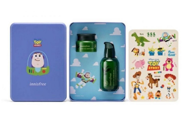 innisfree和玩具總動(dòng)員聯(lián)名化妝品有什么 10大必?cái)⌒缕?/h1>

時(shí)間：2018-12-17 09:11:46 編輯：本站整理 687
分享至：



 c_4(); 
包含小綠瓶、火山泥面膜、控油蜜粉、香氛護(hù)手霜、沐浴及乳液、卸妝液、指甲油、潤(rùn)色唇膏、眼影液。此次聯(lián)名化妝品涵蓋范圍廣，都是經(jīng)典的暢銷貨。innisfree和玩具總動(dòng)員聯(lián)名化妝品有什么很多人的彩妝保養(yǎng)品愛牌innisfree這次竟然和玩具總動(dòng)員聯(lián)名啦?。拇蠹易類鄣牟蕣y產(chǎn)品，到天然護(hù)理產(chǎn)品等都換上超可愛的玩具總動(dòng)員包裝，韓國(guó)和香港innisfree將會(huì)同步率先推出，而臺(tái)灣也將會(huì)在明年上市，玩具迷是不是超期待?。靠靵頁屜瓤纯从心男┏Φ穆?lián)名商品吧！一、限量innisfree X Disney聯(lián)名套裝TOY STORY特別版：綠茶籽保濕精華及保濕霜鐵盒套裝這款套裝擁有可愛的巴斯光年包裝，內(nèi)有綠茶籽精萃水分菁露及精華面霜，另附上一張精美可愛的TOY STORY貼紙，讓你保養(yǎng)肌膚之余，還能收藏極具童心設(shè)計(jì)的獨(dú)一無二巴斯光年禮物鐵盒！TOY STORY特別版：火山泥面膜及控油蜜粉鐵盒套裝火山泥面膜及控油蜜粉鐵盒套裝則是胡迪包裝，包括有火山泥毛孔清潔緊實(shí)面膜、兩支彩泥面膜，和超熱銷的控油礦物質(zhì)蜜粉，里面也一樣有附上一張可愛貼紙，胡迪控絕對(duì)要收??！TOY STORY特別版：濟(jì)州香氛護(hù)手霜套裝三眼怪控絕對(duì)會(huì)尖叫！一套三款的可愛三眼怪圖案護(hù)手霜套裝，共有柔順香氣、香甜桃子及粉紅珊瑚，濟(jì)州天然植物芳香的護(hù)手霜再配上超Q三眼怪圖案，用起來心情也美好。二、精美限量innisfree X Disney產(chǎn)品TOY STORY特別版：我的身體香氛沐浴及乳液套裝套裝中包括沐浴乳及乳液各兩款，天然香氛芳香加上豐富保濕成分，除了超實(shí)用外，胡迪、翠絲、巴斯光年及抱抱龍的可愛圖案一字排開，真的會(huì)讓人愛不釋手??！TOY STORY特別版：礦物控油蜜粉大家的最愛！超人氣暢銷的控油蜜粉，也換上胡迪、翠絲及巴斯光年的可愛包裝啦！這款控油的厲害程度應(yīng)該不用多說，不易脫妝也沒有暗沉問題，以它的價(jià)格三款都包也值得啊。TOY STORY特別版：清爽水油全面卸妝液?溫和不刺激的水油兩層卸妝液則是推出巴斯包裝，與淚水酸堿度接近，不會(huì)刺激雙眼，還能當(dāng)唇眼卸妝液使用，兼具卸妝油的清潔力和清爽水潤(rùn)質(zhì)感！TOY STORY特別版：濟(jì)州香氛護(hù)手霜跟剛剛的套裝不同，這款是單賣的護(hù)手霜共有柔順香氣、陽光野果及柚子茶香三種不同的香味可供選擇，而角色則是有蛋頭先生、熊抱哥和三眼怪！小編私心這款蛋頭先生真是呆的好可愛。TOY STORY特別版：顯色指甲油也是熱銷品的指甲油，這次聯(lián)名的包裝是手繪風(fēng)真的是超有質(zhì)感?。?！單瓶的總共推出了三眼怪、巴斯、火腿豬三款。TOY STORY特別版：顯色指甲油套裝套裝款則是推出胡迪和翠絲的包裝，里面也有附贈(zèng)一張超可愛的貼紙喔。TOY STORY特別版：清新茶香系列潤(rùn)色唇膏人氣暢銷的潤(rùn)色唇膏也換上了胡迪、巴斯、翠絲的新包裝，可愛度直接飆升，滋潤(rùn)度卻保持出色不變，可單支選購或套裝購買。有櫻花、西柚及蜜桃三種香味可供選擇喔。TOY STORY特別版：閃爍珠光眼影液新包裝的三款人氣珠光眼影液，也是手繪風(fēng)包裝，有三種不同顏色珠光亮銀、珠光亮金及珠光亮粉，而且液狀光影比起粉狀眼影更方便使用。悅詩風(fēng)吟是什么牌子Innisfree（悅詩風(fēng)吟）是韓國(guó)化妝品品牌，也是由韓國(guó)第一化妝品集團(tuán)AmorePacific愛茉莉太平洋集團(tuán)潛心研制的自然主義化妝品，是高科技和自然的完美結(jié)合。這一品牌的化妝品的特性：自然、健康、樸素、時(shí)尚。從推出第一支產(chǎn)品迄今，悅詩風(fēng)吟一直堅(jiān)持這些理念，并運(yùn)用先進(jìn)科技，不斷對(duì)品牌進(jìn)行提升，追求自然與肌膚的完美融合。悅詩風(fēng)吟適合什么年齡1、首先，悅詩風(fēng)吟是有很多系列的，其中包含：有綠茶系列、有火山泥系列等，而基本上這些系列的產(chǎn)品普遍都是補(bǔ)水的效果，所以，悅詩風(fēng)吟比較適合十幾歲到二十幾歲的人使用，因?yàn)檫@個(gè)年齡段的人對(duì)補(bǔ)水的需求是比較大的。2、一般學(xué)生使用悅詩風(fēng)吟的產(chǎn)品是比較多的，尤其是青春期階段的學(xué)生，他們很多人臉上會(huì)出現(xiàn)一個(gè)油脂，而悅詩風(fēng)吟的產(chǎn)品是有控油的效果的，所以，是比較適合青春期階段的出油比較多的學(xué)生使用的。3、然后，悅詩風(fēng)吟的產(chǎn)品是沒有除皺的效果的，所以，三十多歲的人用的是比較少的，除非皮膚保養(yǎng)特別好的話是會(huì)使用這個(gè)品牌的護(hù)膚品的，一般那些職場(chǎng)女性在30歲左右還是會(huì)用用的。4、最后，悅詩風(fēng)吟的產(chǎn)品適合的年齡段最重要的其實(shí)還是需要看我們的皮膚狀態(tài)的，如果我們的皮膚非常不錯(cuò)的話，那么完全是可以用其產(chǎn)品進(jìn)行補(bǔ)水的，也就沒有固定的年齡段了。韓國(guó)護(hù)膚品好嗎個(gè)人覺得韓系平價(jià)彩妝可以用一用，護(hù)膚品就算了。用不壞你的臉，使用感也還不錯(cuò)，就是沒什么效果挺浪費(fèi)錢。差不多的價(jià)位可以買到日系歐美系不錯(cuò)的產(chǎn)品。當(dāng)然啦，本身就沒什么問題的年輕肌膚，用什么感覺都是差不多的。護(hù)膚總是要多年后橫向比較才能看出效果。 

 b_4(); 


臥蠶怎么畫立體 打造立體臥蠶
diptyque香水留香時(shí)間 diptyque香水保質(zhì)期

網(wǎng)站首頁
返回欄目

標(biāo)簽：innisfree化妝品

相關(guān)文章

1如何區(qū)分化妝的好壞 區(qū)分化妝品好壞的方法浏览:3468 2劣質(zhì)化妝品會(huì)帶來哪些皮膚病 劣質(zhì)化妝品的危害浏览:1万+ 1劣質(zhì)化妝品有哪些影響 劣質(zhì)化妝品怎么判斷 2素顏霜和粉底有哪些區(qū)別 素顏霜和粉底有哪些不同 3修容霜的作用有什么 為什么要使用修容霜 4watery cream在化妝品中什么意思 cream化妝品意思 5化妝品氧化是什么意思 化妝品被氧化的表現(xiàn) 6用什么化妝品可以提亮膚色 日常底妝的正確步驟 


熱門文章
2018口紅熱賣排行榜10強(qiáng) 十大最好用的口紅排行

tf口紅是哪個(gè)國(guó)家的牌子?tf口紅是什么牌子全名?tf口紅是目前很受歡迎的口紅，有些人甚至不知道它是什么牌子國(guó)家的……
口紅保質(zhì)期一般多久？口紅保質(zhì)期過了能用嗎？
蘿卜丁口紅是什么牌子?蘿卜丁口紅多少錢?
ahc水乳好用嗎？ahc水乳怎么樣？
迪奧999啞光和滋潤(rùn)怎么區(qū)分 試色對(duì)比哪個(gè)更好看

怎么畫下眼睫毛好看 畫下眼睫毛的方法
口紅啞光和絲絨的區(qū)別有什么 口紅啞光和亮光的區(qū)別

迪奧999口紅真假怎么辨別?迪奧999口紅真假對(duì)比圖迪奧999口紅很提亮膚色，色澤均勻漂亮，上色度高，稍稍涂一點(diǎn)抿開就很……
ysl口紅圓管試色大全 圣羅蘭口紅圓管幾號(hào)最好看
阿瑪尼405適合黃皮嗎 阿瑪尼405黃皮試色
tf口紅多少錢一支?tf口紅專柜價(jià)格
YSL為什么叫楊樹林口紅 YSL為啥叫楊樹林

花西子眉筆多少錢 花西子眉筆多少克

5H跟帖 
















網(wǎng)友評(píng)論僅供其表達(dá)個(gè)人看法，并不表明5h立場(chǎng)。





		var mydate = new Date();
		var year = mydate.getFullYear();
		var month = mydate.getMonth();
		var day = mydate.getDate()
		var nowdate = year+"-"+month+"-"+day
		
		$("#imageField").click(function(){
			var commentcont = $(".comment-text").val();
			if($(".comment-text").val()==""){
				alert("您沒什么話要說嗎？");
			}else{
				var data = {
					nomember:1,
					saytext:commentcont,
					id : $("#id").attr("value"),
					ecmsfrom : $("#ecmsfrom").attr("value"),
					classid : $("#classid").attr("value"),
					enews : $("#enews").attr("value"),
					repid : $("#repid").attr("value")
				};				
				$.ajax({
					type: "POST",
					url: "/e/pl/doaction.php",
					data: data,
					dataType:'text',
					success: function(msg){
						$(".comment-text").val("");
						$(".comment-body").prepend('<li><div   id="tzzz7rn"   class="combd-title"><span id="hzl5tn5"    class="title">本站網(wǎng)友:匿名</span><span id="x7hfhn7"    class="time">'+nowdate+'</span></div><p class="combd-bd">'+commentcont+'</p></li>')
					}
				});
			}	
		})	
	
 

