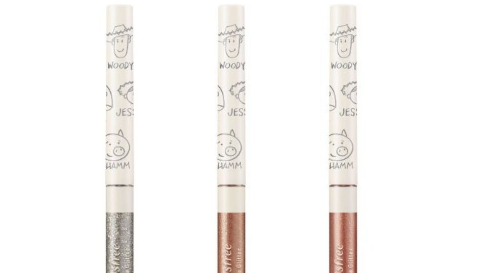 innisfree和玩具總動(dòng)員聯(lián)名化妝品有什么 10大必?cái)⌒缕?/h1>

時(shí)間：2018-12-17 09:11:46 編輯：本站整理 687
分享至：



 c_4(); 
包含小綠瓶、火山泥面膜、控油蜜粉、香氛護(hù)手霜、沐浴及乳液、卸妝液、指甲油、潤(rùn)色唇膏、眼影液。此次聯(lián)名化妝品涵蓋范圍廣，都是經(jīng)典的暢銷貨。innisfree和玩具總動(dòng)員聯(lián)名化妝品有什么很多人的彩妝保養(yǎng)品愛牌innisfree這次竟然和玩具總動(dòng)員聯(lián)名啦?。拇蠹易類鄣牟蕣y產(chǎn)品，到天然護(hù)理產(chǎn)品等都換上超可愛的玩具總動(dòng)員包裝，韓國(guó)和香港innisfree將會(huì)同步率先推出，而臺(tái)灣也將會(huì)在明年上市，玩具迷是不是超期待?。靠靵頁屜瓤纯从心男┏Φ穆?lián)名商品吧！一、限量innisfree X Disney聯(lián)名套裝TOY STORY特別版：綠茶籽保濕精華及保濕霜鐵盒套裝這款套裝擁有可愛的巴斯光年包裝，內(nèi)有綠茶籽精萃水分菁露及精華面霜，另附上一張精美可愛的TOY STORY貼紙，讓你保養(yǎng)肌膚之余，還能收藏極具童心設(shè)計(jì)的獨(dú)一無二巴斯光年禮物鐵盒！TOY STORY特別版：火山泥面膜及控油蜜粉鐵盒套裝火山泥面膜及控油蜜粉鐵盒套裝則是胡迪包裝，包括有火山泥毛孔清潔緊實(shí)面膜、兩支彩泥面膜，和超熱銷的控油礦物質(zhì)蜜粉，里面也一樣有附上一張可愛貼紙，胡迪控絕對(duì)要收??！TOY STORY特別版：濟(jì)州香氛護(hù)手霜套裝三眼怪控絕對(duì)會(huì)尖叫！一套三款的可愛三眼怪圖案護(hù)手霜套裝，共有柔順香氣、香甜桃子及粉紅珊瑚，濟(jì)州天然植物芳香的護(hù)手霜再配上超Q三眼怪圖案，用起來心情也美好。二、精美限量innisfree X Disney產(chǎn)品TOY STORY特別版：我的身體香氛沐浴及乳液套裝套裝中包括沐浴乳及乳液各兩款，天然香氛芳香加上豐富保濕成分，除了超實(shí)用外，胡迪、翠絲、巴斯光年及抱抱龍的可愛圖案一字排開，真的會(huì)讓人愛不釋手??！TOY STORY特別版：礦物控油蜜粉大家的最愛！超人氣暢銷的控油蜜粉，也換上胡迪、翠絲及巴斯光年的可愛包裝啦！這款控油的厲害程度應(yīng)該不用多說，不易脫妝也沒有暗沉問題，以它的價(jià)格三款都包也值得啊。TOY STORY特別版：清爽水油全面卸妝液?溫和不刺激的水油兩層卸妝液則是推出巴斯包裝，與淚水酸堿度接近，不會(huì)刺激雙眼，還能當(dāng)唇眼卸妝液使用，兼具卸妝油的清潔力和清爽水潤(rùn)質(zhì)感！TOY STORY特別版：濟(jì)州香氛護(hù)手霜跟剛剛的套裝不同，這款是單賣的護(hù)手霜共有柔順香氣、陽光野果及柚子茶香三種不同的香味可供選擇，而角色則是有蛋頭先生、熊抱哥和三眼怪！小編私心這款蛋頭先生真是呆的好可愛。TOY STORY特別版：顯色指甲油也是熱銷品的指甲油，這次聯(lián)名的包裝是手繪風(fēng)真的是超有質(zhì)感?。?！單瓶的總共推出了三眼怪、巴斯、火腿豬三款。TOY STORY特別版：顯色指甲油套裝套裝款則是推出胡迪和翠絲的包裝，里面也有附贈(zèng)一張超可愛的貼紙喔。TOY STORY特別版：清新茶香系列潤(rùn)色唇膏人氣暢銷的潤(rùn)色唇膏也換上了胡迪、巴斯、翠絲的新包裝，可愛度直接飆升，滋潤(rùn)度卻保持出色不變，可單支選購或套裝購買。有櫻花、西柚及蜜桃三種香味可供選擇喔。TOY STORY特別版：閃爍珠光眼影液新包裝的三款人氣珠光眼影液，也是手繪風(fēng)包裝，有三種不同顏色珠光亮銀、珠光亮金及珠光亮粉，而且液狀光影比起粉狀眼影更方便使用。悅詩風(fēng)吟是什么牌子Innisfree（悅詩風(fēng)吟）是韓國(guó)化妝品品牌，也是由韓國(guó)第一化妝品集團(tuán)AmorePacific愛茉莉太平洋集團(tuán)潛心研制的自然主義化妝品，是高科技和自然的完美結(jié)合。這一品牌的化妝品的特性：自然、健康、樸素、時(shí)尚。從推出第一支產(chǎn)品迄今，悅詩風(fēng)吟一直堅(jiān)持這些理念，并運(yùn)用先進(jìn)科技，不斷對(duì)品牌進(jìn)行提升，追求自然與肌膚的完美融合。悅詩風(fēng)吟適合什么年齡1、首先，悅詩風(fēng)吟是有很多系列的，其中包含：有綠茶系列、有火山泥系列等，而基本上這些系列的產(chǎn)品普遍都是補(bǔ)水的效果，所以，悅詩風(fēng)吟比較適合十幾歲到二十幾歲的人使用，因?yàn)檫@個(gè)年齡段的人對(duì)補(bǔ)水的需求是比較大的。2、一般學(xué)生使用悅詩風(fēng)吟的產(chǎn)品是比較多的，尤其是青春期階段的學(xué)生，他們很多人臉上會(huì)出現(xiàn)一個(gè)油脂，而悅詩風(fēng)吟的產(chǎn)品是有控油的效果的，所以，是比較適合青春期階段的出油比較多的學(xué)生使用的。3、然后，悅詩風(fēng)吟的產(chǎn)品是沒有除皺的效果的，所以，三十多歲的人用的是比較少的，除非皮膚保養(yǎng)特別好的話是會(huì)使用這個(gè)品牌的護(hù)膚品的，一般那些職場(chǎng)女性在30歲左右還是會(huì)用用的。4、最后，悅詩風(fēng)吟的產(chǎn)品適合的年齡段最重要的其實(shí)還是需要看我們的皮膚狀態(tài)的，如果我們的皮膚非常不錯(cuò)的話，那么完全是可以用其產(chǎn)品進(jìn)行補(bǔ)水的，也就沒有固定的年齡段了。韓國(guó)護(hù)膚品好嗎個(gè)人覺得韓系平價(jià)彩妝可以用一用，護(hù)膚品就算了。用不壞你的臉，使用感也還不錯(cuò)，就是沒什么效果挺浪費(fèi)錢。差不多的價(jià)位可以買到日系歐美系不錯(cuò)的產(chǎn)品。當(dāng)然啦，本身就沒什么問題的年輕肌膚，用什么感覺都是差不多的。護(hù)膚總是要多年后橫向比較才能看出效果。 

 b_4(); 


臥蠶怎么畫立體 打造立體臥蠶
diptyque香水留香時(shí)間 diptyque香水保質(zhì)期

網(wǎng)站首頁
返回欄目

標(biāo)簽：innisfree化妝品

相關(guān)文章

1如何區(qū)分化妝的好壞 區(qū)分化妝品好壞的方法浏览:3468 2劣質(zhì)化妝品會(huì)帶來哪些皮膚病 劣質(zhì)化妝品的危害浏览:1万+ 1劣質(zhì)化妝品有哪些影響 劣質(zhì)化妝品怎么判斷 2素顏霜和粉底有哪些區(qū)別 素顏霜和粉底有哪些不同 3修容霜的作用有什么 為什么要使用修容霜 4watery cream在化妝品中什么意思 cream化妝品意思 5化妝品氧化是什么意思 化妝品被氧化的表現(xiàn) 6用什么化妝品可以提亮膚色 日常底妝的正確步驟 


熱門文章
2018口紅熱賣排行榜10強(qiáng) 十大最好用的口紅排行

tf口紅是哪個(gè)國(guó)家的牌子?tf口紅是什么牌子全名?tf口紅是目前很受歡迎的口紅，有些人甚至不知道它是什么牌子國(guó)家的……
口紅保質(zhì)期一般多久？口紅保質(zhì)期過了能用嗎？
蘿卜丁口紅是什么牌子?蘿卜丁口紅多少錢?
ahc水乳好用嗎？ahc水乳怎么樣？
迪奧999啞光和滋潤(rùn)怎么區(qū)分 試色對(duì)比哪個(gè)更好看

怎么畫下眼睫毛好看 畫下眼睫毛的方法
口紅啞光和絲絨的區(qū)別有什么 口紅啞光和亮光的區(qū)別

迪奧999口紅真假怎么辨別?迪奧999口紅真假對(duì)比圖迪奧999口紅很提亮膚色，色澤均勻漂亮，上色度高，稍稍涂一點(diǎn)抿開就很……
ysl口紅圓管試色大全 圣羅蘭口紅圓管幾號(hào)最好看
阿瑪尼405適合黃皮嗎 阿瑪尼405黃皮試色
tf口紅多少錢一支?tf口紅專柜價(jià)格
YSL為什么叫楊樹林口紅 YSL為啥叫楊樹林

花西子眉筆多少錢 花西子眉筆多少克

5H跟帖 
















網(wǎng)友評(píng)論僅供其表達(dá)個(gè)人看法，并不表明5h立場(chǎng)。





		var mydate = new Date();
		var year = mydate.getFullYear();
		var month = mydate.getMonth();
		var day = mydate.getDate()
		var nowdate = year+"-"+month+"-"+day
		
		$("#imageField").click(function(){
			var commentcont = $(".comment-text").val();
			if($(".comment-text").val()==""){
				alert("您沒什么話要說嗎？");
			}else{
				var data = {
					nomember:1,
					saytext:commentcont,
					id : $("#id").attr("value"),
					ecmsfrom : $("#ecmsfrom").attr("value"),
					classid : $("#classid").attr("value"),
					enews : $("#enews").attr("value"),
					repid : $("#repid").attr("value")
				};				
				$.ajax({
					type: "POST",
					url: "/e/pl/doaction.php",
					data: data,
					dataType:'text',
					success: function(msg){
						$(".comment-text").val("");
						$(".comment-body").prepend('<li><div   id="tzzz7rn"   class="combd-title"><span id="hzl5tn5"    class="title">本站網(wǎng)友:匿名</span><span id="x7hfhn7"    class="time">'+nowdate+'</span></div><p class="combd-bd">'+commentcont+'</p></li>')
					}
				});
			}	
		})	
	
 
