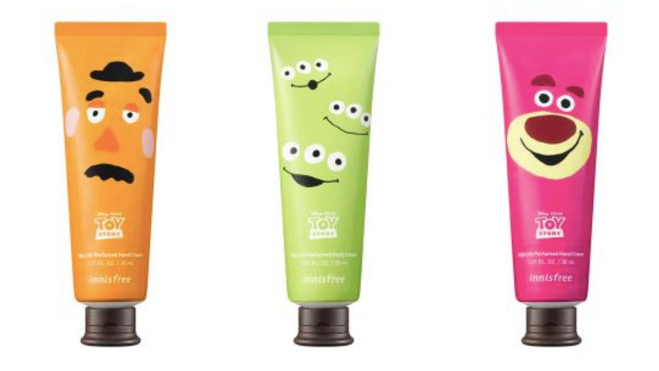 innisfree和玩具總動(dòng)員聯(lián)名化妝品有什么 10大必?cái)⌒缕?/h1>

時(shí)間：2018-12-17 09:11:46 編輯：本站整理 687
分享至：



 c_4(); 
包含小綠瓶、火山泥面膜、控油蜜粉、香氛護(hù)手霜、沐浴及乳液、卸妝液、指甲油、潤(rùn)色唇膏、眼影液。此次聯(lián)名化妝品涵蓋范圍廣，都是經(jīng)典的暢銷貨。innisfree和玩具總動(dòng)員聯(lián)名化妝品有什么很多人的彩妝保養(yǎng)品愛牌innisfree這次竟然和玩具總動(dòng)員聯(lián)名啦?。拇蠹易類鄣牟蕣y產(chǎn)品，到天然護(hù)理產(chǎn)品等都換上超可愛的玩具總動(dòng)員包裝，韓國(guó)和香港innisfree將會(huì)同步率先推出，而臺(tái)灣也將會(huì)在明年上市，玩具迷是不是超期待?。靠靵頁屜瓤纯从心男┏Φ穆?lián)名商品吧！一、限量innisfree X Disney聯(lián)名套裝TOY STORY特別版：綠茶籽保濕精華及保濕霜鐵盒套裝這款套裝擁有可愛的巴斯光年包裝，內(nèi)有綠茶籽精萃水分菁露及精華面霜，另附上一張精美可愛的TOY STORY貼紙，讓你保養(yǎng)肌膚之余，還能收藏極具童心設(shè)計(jì)的獨(dú)一無二巴斯光年禮物鐵盒！TOY STORY特別版：火山泥面膜及控油蜜粉鐵盒套裝火山泥面膜及控油蜜粉鐵盒套裝則是胡迪包裝，包括有火山泥毛孔清潔緊實(shí)面膜、兩支彩泥面膜，和超熱銷的控油礦物質(zhì)蜜粉，里面也一樣有附上一張可愛貼紙，胡迪控絕對(duì)要收??！TOY STORY特別版：濟(jì)州香氛護(hù)手霜套裝三眼怪控絕對(duì)會(huì)尖叫！一套三款的可愛三眼怪圖案護(hù)手霜套裝，共有柔順香氣、香甜桃子及粉紅珊瑚，濟(jì)州天然植物芳香的護(hù)手霜再配上超Q三眼怪圖案，用起來心情也美好。二、精美限量innisfree X Disney產(chǎn)品TOY STORY特別版：我的身體香氛沐浴及乳液套裝套裝中包括沐浴乳及乳液各兩款，天然香氛芳香加上豐富保濕成分，除了超實(shí)用外，胡迪、翠絲、巴斯光年及抱抱龍的可愛圖案一字排開，真的會(huì)讓人愛不釋手??！TOY STORY特別版：礦物控油蜜粉大家的最愛！超人氣暢銷的控油蜜粉，也換上胡迪、翠絲及巴斯光年的可愛包裝啦！這款控油的厲害程度應(yīng)該不用多說，不易脫妝也沒有暗沉問題，以它的價(jià)格三款都包也值得啊。TOY STORY特別版：清爽水油全面卸妝液?溫和不刺激的水油兩層卸妝液則是推出巴斯包裝，與淚水酸堿度接近，不會(huì)刺激雙眼，還能當(dāng)唇眼卸妝液使用，兼具卸妝油的清潔力和清爽水潤(rùn)質(zhì)感！TOY STORY特別版：濟(jì)州香氛護(hù)手霜跟剛剛的套裝不同，這款是單賣的護(hù)手霜共有柔順香氣、陽光野果及柚子茶香三種不同的香味可供選擇，而角色則是有蛋頭先生、熊抱哥和三眼怪！小編私心這款蛋頭先生真是呆的好可愛。TOY STORY特別版：顯色指甲油也是熱銷品的指甲油，這次聯(lián)名的包裝是手繪風(fēng)真的是超有質(zhì)感?。?！單瓶的總共推出了三眼怪、巴斯、火腿豬三款。TOY STORY特別版：顯色指甲油套裝套裝款則是推出胡迪和翠絲的包裝，里面也有附贈(zèng)一張超可愛的貼紙喔。TOY STORY特別版：清新茶香系列潤(rùn)色唇膏人氣暢銷的潤(rùn)色唇膏也換上了胡迪、巴斯、翠絲的新包裝，可愛度直接飆升，滋潤(rùn)度卻保持出色不變，可單支選購或套裝購買。有櫻花、西柚及蜜桃三種香味可供選擇喔。TOY STORY特別版：閃爍珠光眼影液新包裝的三款人氣珠光眼影液，也是手繪風(fēng)包裝，有三種不同顏色珠光亮銀、珠光亮金及珠光亮粉，而且液狀光影比起粉狀眼影更方便使用。悅詩風(fēng)吟是什么牌子Innisfree（悅詩風(fēng)吟）是韓國(guó)化妝品品牌，也是由韓國(guó)第一化妝品集團(tuán)AmorePacific愛茉莉太平洋集團(tuán)潛心研制的自然主義化妝品，是高科技和自然的完美結(jié)合。這一品牌的化妝品的特性：自然、健康、樸素、時(shí)尚。從推出第一支產(chǎn)品迄今，悅詩風(fēng)吟一直堅(jiān)持這些理念，并運(yùn)用先進(jìn)科技，不斷對(duì)品牌進(jìn)行提升，追求自然與肌膚的完美融合。悅詩風(fēng)吟適合什么年齡1、首先，悅詩風(fēng)吟是有很多系列的，其中包含：有綠茶系列、有火山泥系列等，而基本上這些系列的產(chǎn)品普遍都是補(bǔ)水的效果，所以，悅詩風(fēng)吟比較適合十幾歲到二十幾歲的人使用，因?yàn)檫@個(gè)年齡段的人對(duì)補(bǔ)水的需求是比較大的。2、一般學(xué)生使用悅詩風(fēng)吟的產(chǎn)品是比較多的，尤其是青春期階段的學(xué)生，他們很多人臉上會(huì)出現(xiàn)一個(gè)油脂，而悅詩風(fēng)吟的產(chǎn)品是有控油的效果的，所以，是比較適合青春期階段的出油比較多的學(xué)生使用的。3、然后，悅詩風(fēng)吟的產(chǎn)品是沒有除皺的效果的，所以，三十多歲的人用的是比較少的，除非皮膚保養(yǎng)特別好的話是會(huì)使用這個(gè)品牌的護(hù)膚品的，一般那些職場(chǎng)女性在30歲左右還是會(huì)用用的。4、最后，悅詩風(fēng)吟的產(chǎn)品適合的年齡段最重要的其實(shí)還是需要看我們的皮膚狀態(tài)的，如果我們的皮膚非常不錯(cuò)的話，那么完全是可以用其產(chǎn)品進(jìn)行補(bǔ)水的，也就沒有固定的年齡段了。韓國(guó)護(hù)膚品好嗎個(gè)人覺得韓系平價(jià)彩妝可以用一用，護(hù)膚品就算了。用不壞你的臉，使用感也還不錯(cuò)，就是沒什么效果挺浪費(fèi)錢。差不多的價(jià)位可以買到日系歐美系不錯(cuò)的產(chǎn)品。當(dāng)然啦，本身就沒什么問題的年輕肌膚，用什么感覺都是差不多的。護(hù)膚總是要多年后橫向比較才能看出效果。 

 b_4(); 


臥蠶怎么畫立體 打造立體臥蠶
diptyque香水留香時(shí)間 diptyque香水保質(zhì)期

網(wǎng)站首頁
返回欄目

標(biāo)簽：innisfree化妝品

相關(guān)文章

1如何區(qū)分化妝的好壞 區(qū)分化妝品好壞的方法浏览:3468 2劣質(zhì)化妝品會(huì)帶來哪些皮膚病 劣質(zhì)化妝品的危害浏览:1万+ 1劣質(zhì)化妝品有哪些影響 劣質(zhì)化妝品怎么判斷 2素顏霜和粉底有哪些區(qū)別 素顏霜和粉底有哪些不同 3修容霜的作用有什么 為什么要使用修容霜 4watery cream在化妝品中什么意思 cream化妝品意思 5化妝品氧化是什么意思 化妝品被氧化的表現(xiàn) 6用什么化妝品可以提亮膚色 日常底妝的正確步驟 


熱門文章
2018口紅熱賣排行榜10強(qiáng) 十大最好用的口紅排行

tf口紅是哪個(gè)國(guó)家的牌子?tf口紅是什么牌子全名?tf口紅是目前很受歡迎的口紅，有些人甚至不知道它是什么牌子國(guó)家的……
口紅保質(zhì)期一般多久？口紅保質(zhì)期過了能用嗎？
蘿卜丁口紅是什么牌子?蘿卜丁口紅多少錢?
ahc水乳好用嗎？ahc水乳怎么樣？
迪奧999啞光和滋潤(rùn)怎么區(qū)分 試色對(duì)比哪個(gè)更好看

怎么畫下眼睫毛好看 畫下眼睫毛的方法
口紅啞光和絲絨的區(qū)別有什么 口紅啞光和亮光的區(qū)別

迪奧999口紅真假怎么辨別?迪奧999口紅真假對(duì)比圖迪奧999口紅很提亮膚色，色澤均勻漂亮，上色度高，稍稍涂一點(diǎn)抿開就很……
ysl口紅圓管試色大全 圣羅蘭口紅圓管幾號(hào)最好看
阿瑪尼405適合黃皮嗎 阿瑪尼405黃皮試色
tf口紅多少錢一支?tf口紅專柜價(jià)格
YSL為什么叫楊樹林口紅 YSL為啥叫楊樹林

花西子眉筆多少錢 花西子眉筆多少克

5H跟帖 
















網(wǎng)友評(píng)論僅供其表達(dá)個(gè)人看法，并不表明5h立場(chǎng)。





		var mydate = new Date();
		var year = mydate.getFullYear();
		var month = mydate.getMonth();
		var day = mydate.getDate()
		var nowdate = year+"-"+month+"-"+day
		
		$("#imageField").click(function(){
			var commentcont = $(".comment-text").val();
			if($(".comment-text").val()==""){
				alert("您沒什么話要說嗎？");
			}else{
				var data = {
					nomember:1,
					saytext:commentcont,
					id : $("#id").attr("value"),
					ecmsfrom : $("#ecmsfrom").attr("value"),
					classid : $("#classid").attr("value"),
					enews : $("#enews").attr("value"),
					repid : $("#repid").attr("value")
				};				
				$.ajax({
					type: "POST",
					url: "/e/pl/doaction.php",
					data: data,
					dataType:'text',
					success: function(msg){
						$(".comment-text").val("");
						$(".comment-body").prepend('<li><div   id="tzzz7rn"   class="combd-title"><span id="hzl5tn5"    class="title">本站網(wǎng)友:匿名</span><span id="x7hfhn7"    class="time">'+nowdate+'</span></div><p class="combd-bd">'+commentcont+'</p></li>')
					}
				});
			}	
		})	
	
 
