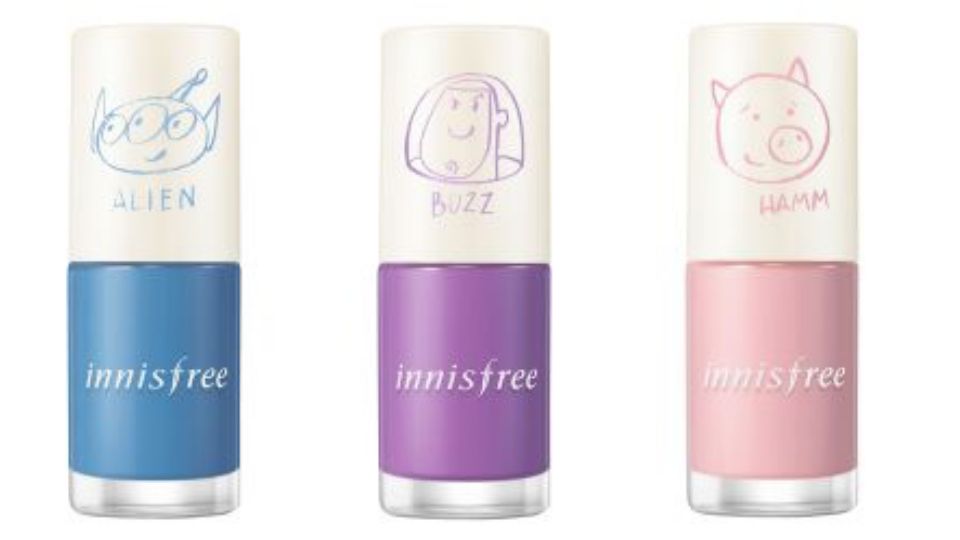 innisfree和玩具總動(dòng)員聯(lián)名化妝品有什么 10大必?cái)⌒缕?/h1>

時(shí)間：2018-12-17 09:11:46 編輯：本站整理 687
分享至：



 c_4(); 
包含小綠瓶、火山泥面膜、控油蜜粉、香氛護(hù)手霜、沐浴及乳液、卸妝液、指甲油、潤(rùn)色唇膏、眼影液。此次聯(lián)名化妝品涵蓋范圍廣，都是經(jīng)典的暢銷貨。innisfree和玩具總動(dòng)員聯(lián)名化妝品有什么很多人的彩妝保養(yǎng)品愛牌innisfree這次竟然和玩具總動(dòng)員聯(lián)名啦?。拇蠹易類鄣牟蕣y產(chǎn)品，到天然護(hù)理產(chǎn)品等都換上超可愛的玩具總動(dòng)員包裝，韓國(guó)和香港innisfree將會(huì)同步率先推出，而臺(tái)灣也將會(huì)在明年上市，玩具迷是不是超期待?。靠靵頁屜瓤纯从心男┏Φ穆?lián)名商品吧！一、限量innisfree X Disney聯(lián)名套裝TOY STORY特別版：綠茶籽保濕精華及保濕霜鐵盒套裝這款套裝擁有可愛的巴斯光年包裝，內(nèi)有綠茶籽精萃水分菁露及精華面霜，另附上一張精美可愛的TOY STORY貼紙，讓你保養(yǎng)肌膚之余，還能收藏極具童心設(shè)計(jì)的獨(dú)一無二巴斯光年禮物鐵盒！TOY STORY特別版：火山泥面膜及控油蜜粉鐵盒套裝火山泥面膜及控油蜜粉鐵盒套裝則是胡迪包裝，包括有火山泥毛孔清潔緊實(shí)面膜、兩支彩泥面膜，和超熱銷的控油礦物質(zhì)蜜粉，里面也一樣有附上一張可愛貼紙，胡迪控絕對(duì)要收??！TOY STORY特別版：濟(jì)州香氛護(hù)手霜套裝三眼怪控絕對(duì)會(huì)尖叫！一套三款的可愛三眼怪圖案護(hù)手霜套裝，共有柔順香氣、香甜桃子及粉紅珊瑚，濟(jì)州天然植物芳香的護(hù)手霜再配上超Q三眼怪圖案，用起來心情也美好。二、精美限量innisfree X Disney產(chǎn)品TOY STORY特別版：我的身體香氛沐浴及乳液套裝套裝中包括沐浴乳及乳液各兩款，天然香氛芳香加上豐富保濕成分，除了超實(shí)用外，胡迪、翠絲、巴斯光年及抱抱龍的可愛圖案一字排開，真的會(huì)讓人愛不釋手??！TOY STORY特別版：礦物控油蜜粉大家的最愛！超人氣暢銷的控油蜜粉，也換上胡迪、翠絲及巴斯光年的可愛包裝啦！這款控油的厲害程度應(yīng)該不用多說，不易脫妝也沒有暗沉問題，以它的價(jià)格三款都包也值得啊。TOY STORY特別版：清爽水油全面卸妝液?溫和不刺激的水油兩層卸妝液則是推出巴斯包裝，與淚水酸堿度接近，不會(huì)刺激雙眼，還能當(dāng)唇眼卸妝液使用，兼具卸妝油的清潔力和清爽水潤(rùn)質(zhì)感！TOY STORY特別版：濟(jì)州香氛護(hù)手霜跟剛剛的套裝不同，這款是單賣的護(hù)手霜共有柔順香氣、陽光野果及柚子茶香三種不同的香味可供選擇，而角色則是有蛋頭先生、熊抱哥和三眼怪！小編私心這款蛋頭先生真是呆的好可愛。TOY STORY特別版：顯色指甲油也是熱銷品的指甲油，這次聯(lián)名的包裝是手繪風(fēng)真的是超有質(zhì)感?。?！單瓶的總共推出了三眼怪、巴斯、火腿豬三款。TOY STORY特別版：顯色指甲油套裝套裝款則是推出胡迪和翠絲的包裝，里面也有附贈(zèng)一張超可愛的貼紙喔。TOY STORY特別版：清新茶香系列潤(rùn)色唇膏人氣暢銷的潤(rùn)色唇膏也換上了胡迪、巴斯、翠絲的新包裝，可愛度直接飆升，滋潤(rùn)度卻保持出色不變，可單支選購或套裝購買。有櫻花、西柚及蜜桃三種香味可供選擇喔。TOY STORY特別版：閃爍珠光眼影液新包裝的三款人氣珠光眼影液，也是手繪風(fēng)包裝，有三種不同顏色珠光亮銀、珠光亮金及珠光亮粉，而且液狀光影比起粉狀眼影更方便使用。悅詩風(fēng)吟是什么牌子Innisfree（悅詩風(fēng)吟）是韓國(guó)化妝品品牌，也是由韓國(guó)第一化妝品集團(tuán)AmorePacific愛茉莉太平洋集團(tuán)潛心研制的自然主義化妝品，是高科技和自然的完美結(jié)合。這一品牌的化妝品的特性：自然、健康、樸素、時(shí)尚。從推出第一支產(chǎn)品迄今，悅詩風(fēng)吟一直堅(jiān)持這些理念，并運(yùn)用先進(jìn)科技，不斷對(duì)品牌進(jìn)行提升，追求自然與肌膚的完美融合。悅詩風(fēng)吟適合什么年齡1、首先，悅詩風(fēng)吟是有很多系列的，其中包含：有綠茶系列、有火山泥系列等，而基本上這些系列的產(chǎn)品普遍都是補(bǔ)水的效果，所以，悅詩風(fēng)吟比較適合十幾歲到二十幾歲的人使用，因?yàn)檫@個(gè)年齡段的人對(duì)補(bǔ)水的需求是比較大的。2、一般學(xué)生使用悅詩風(fēng)吟的產(chǎn)品是比較多的，尤其是青春期階段的學(xué)生，他們很多人臉上會(huì)出現(xiàn)一個(gè)油脂，而悅詩風(fēng)吟的產(chǎn)品是有控油的效果的，所以，是比較適合青春期階段的出油比較多的學(xué)生使用的。3、然后，悅詩風(fēng)吟的產(chǎn)品是沒有除皺的效果的，所以，三十多歲的人用的是比較少的，除非皮膚保養(yǎng)特別好的話是會(huì)使用這個(gè)品牌的護(hù)膚品的，一般那些職場(chǎng)女性在30歲左右還是會(huì)用用的。4、最后，悅詩風(fēng)吟的產(chǎn)品適合的年齡段最重要的其實(shí)還是需要看我們的皮膚狀態(tài)的，如果我們的皮膚非常不錯(cuò)的話，那么完全是可以用其產(chǎn)品進(jìn)行補(bǔ)水的，也就沒有固定的年齡段了。韓國(guó)護(hù)膚品好嗎個(gè)人覺得韓系平價(jià)彩妝可以用一用，護(hù)膚品就算了。用不壞你的臉，使用感也還不錯(cuò)，就是沒什么效果挺浪費(fèi)錢。差不多的價(jià)位可以買到日系歐美系不錯(cuò)的產(chǎn)品。當(dāng)然啦，本身就沒什么問題的年輕肌膚，用什么感覺都是差不多的。護(hù)膚總是要多年后橫向比較才能看出效果。 

 b_4(); 


臥蠶怎么畫立體 打造立體臥蠶
diptyque香水留香時(shí)間 diptyque香水保質(zhì)期

網(wǎng)站首頁
返回欄目

標(biāo)簽：innisfree化妝品

相關(guān)文章

1如何區(qū)分化妝的好壞 區(qū)分化妝品好壞的方法浏览:3468 2劣質(zhì)化妝品會(huì)帶來哪些皮膚病 劣質(zhì)化妝品的危害浏览:1万+ 1劣質(zhì)化妝品有哪些影響 劣質(zhì)化妝品怎么判斷 2素顏霜和粉底有哪些區(qū)別 素顏霜和粉底有哪些不同 3修容霜的作用有什么 為什么要使用修容霜 4watery cream在化妝品中什么意思 cream化妝品意思 5化妝品氧化是什么意思 化妝品被氧化的表現(xiàn) 6用什么化妝品可以提亮膚色 日常底妝的正確步驟 


熱門文章
2018口紅熱賣排行榜10強(qiáng) 十大最好用的口紅排行

tf口紅是哪個(gè)國(guó)家的牌子?tf口紅是什么牌子全名?tf口紅是目前很受歡迎的口紅，有些人甚至不知道它是什么牌子國(guó)家的……
口紅保質(zhì)期一般多久？口紅保質(zhì)期過了能用嗎？
蘿卜丁口紅是什么牌子?蘿卜丁口紅多少錢?
ahc水乳好用嗎？ahc水乳怎么樣？
迪奧999啞光和滋潤(rùn)怎么區(qū)分 試色對(duì)比哪個(gè)更好看

怎么畫下眼睫毛好看 畫下眼睫毛的方法
口紅啞光和絲絨的區(qū)別有什么 口紅啞光和亮光的區(qū)別

迪奧999口紅真假怎么辨別?迪奧999口紅真假對(duì)比圖迪奧999口紅很提亮膚色，色澤均勻漂亮，上色度高，稍稍涂一點(diǎn)抿開就很……
ysl口紅圓管試色大全 圣羅蘭口紅圓管幾號(hào)最好看
阿瑪尼405適合黃皮嗎 阿瑪尼405黃皮試色
tf口紅多少錢一支?tf口紅專柜價(jià)格
YSL為什么叫楊樹林口紅 YSL為啥叫楊樹林

花西子眉筆多少錢 花西子眉筆多少克

5H跟帖 
















網(wǎng)友評(píng)論僅供其表達(dá)個(gè)人看法，并不表明5h立場(chǎng)。





		var mydate = new Date();
		var year = mydate.getFullYear();
		var month = mydate.getMonth();
		var day = mydate.getDate()
		var nowdate = year+"-"+month+"-"+day
		
		$("#imageField").click(function(){
			var commentcont = $(".comment-text").val();
			if($(".comment-text").val()==""){
				alert("您沒什么話要說嗎？");
			}else{
				var data = {
					nomember:1,
					saytext:commentcont,
					id : $("#id").attr("value"),
					ecmsfrom : $("#ecmsfrom").attr("value"),
					classid : $("#classid").attr("value"),
					enews : $("#enews").attr("value"),
					repid : $("#repid").attr("value")
				};				
				$.ajax({
					type: "POST",
					url: "/e/pl/doaction.php",
					data: data,
					dataType:'text',
					success: function(msg){
						$(".comment-text").val("");
						$(".comment-body").prepend('<li><div   id="tzzz7rn"   class="combd-title"><span id="hzl5tn5"    class="title">本站網(wǎng)友:匿名</span><span id="x7hfhn7"    class="time">'+nowdate+'</span></div><p class="combd-bd">'+commentcont+'</p></li>')
					}
				});
			}	
		})	
	
 
