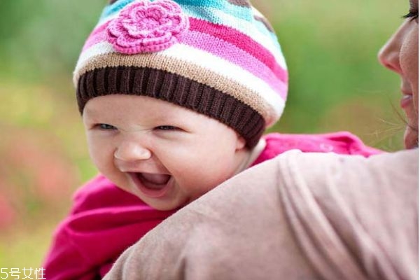 雪天嬰兒可以睡電熱毯?jiǎn)?/h1>

時(shí)間：2015-11-23 14:56:27 編輯：本站整理 800
分享至：



 c_4(); 
不少城市紛紛下起了小雪，專(zhuān)家強(qiáng)調(diào)寶寶的保暖工作一定要做到位。那么雪天嬰兒可以睡電熱毯?jiǎn)幔垦┨鞁雰涸鯓涌茖W(xué)保暖？雪天嬰兒吃什么有助于保暖？下面小編為你詳細(xì)介紹。雪天嬰兒可以睡電熱毯?jiǎn)?/h3>不能，這樣將對(duì)孩子的身體健康有害。因?yàn)樾『⑸鷻C(jī)旺盛，夜間睡覺(jué)一般略有微汗，用電熱毯后，被溫迅速升高，加速了小孩的新陳代謝，往往出汗更多，一旦手腳伸出被外，極易受寒而感冒。另外由于被溫升高，而居室的溫度依然如故，里熱外寒，使冷空氣對(duì)小孩嬌嫩的呼吸道粘膜加強(qiáng)刺激后，易引起粘膜干燥，出現(xiàn)口干咽痛。所以給兒童睡電熱毯是造成反復(fù)感冒的一個(gè)誘因。電熱毯的加熱速度較快，溫度也非常高，而嬰幼兒對(duì)溫度是很敏感的，既不能過(guò)熱，又不能過(guò)冷，長(zhǎng)時(shí)間使用電熱毯，被窩里的溫度上升較高，會(huì)使嬰幼兒失水量增多，嬰幼兒可出現(xiàn)哭聲嘶啞、煩躁不安等輕度脫水現(xiàn)象。雪天嬰兒怎樣科學(xué)保暖把寶寶置于較溫暖的環(huán)境(如屋內(nèi))，或以大人的體熱來(lái)圍護(hù)著孩子，勿讓寶寶吹到風(fēng);但勿將窗門(mén)閉緊，仍需有新鮮空氣進(jìn)入流通(尤其在車(chē)內(nèi))，讓廢氣能排出。保持寶寶全身皮膚的干燥，去除身上潮濕衣物，將體表水份擦干，以免水份因蒸發(fā)時(shí)吸收更多的體熱。用溫?zé)岬陌患懊韺⒑⒆尤砝锞o，包括頭部(非臉部);注意勿給寶寶戴口罩，以免阻礙其正常的呼吸;要穿內(nèi)衣以能貼身保暖?？梢宰寣殞毢刃?zé)岬娘嬃匣蛱瘘c(diǎn)。摩擦寶寶肢體及軀干，增加血液循環(huán)，而能將中央的熱源輸送到身體各處。雪天嬰兒保暖吃什么好富含維B的食物：動(dòng)物肝臟、雞蛋、牛奶、豆類(lèi)及某類(lèi)蔬菜，如油菜、菠菜、青蒜等綠葉蔬菜。富含維A的食物：奶制品、蛋類(lèi)、魚(yú)肝油和動(dòng)物肝臟等食物，還有菠菜、胡蘿卜、紅薯等紅黃色水果。富含維C的食物：橘類(lèi)水果如桔子、柚子、檸檬等，以及獼猴桃、芒果、卷心菜、花椰菜、菠菜等食物。冬天的綠葉蔬菜相對(duì)來(lái)說(shuō)比較少，可以讓寶寶適當(dāng)吃紅薯、馬鈴薯等，這類(lèi)食物不僅可以補(bǔ)充維生素，還可以清內(nèi)熱、去瘟毒。在冬天上市的蔬菜中，大白菜、圓白菜、白蘿卜、胡蘿卜、豆芽、油菜等都含有豐富的維生素?？梢越?jīng)常換著吃，合理搭配，可以滿足寶寶對(duì)維生素的需求。冬天尿量增多，無(wú)機(jī)鹽的排出也隨著增多。如果多吃富含鈣、鐵、鈉、鉀的食物，例如蝦皮、蝦米、豬肝、香蕉等，可以有效預(yù)防這些礦物質(zhì)的缺失。寶寶怕冷的4個(gè)部位1、小肚子容易著涼肚子一受涼，就容易感冒，也容易出現(xiàn)腸胃問(wèn)題，導(dǎo)致腹瀉、消化不良等。尤其小寶寶，小肚肚比較大，玩耍、爬行、媽媽抱著的時(shí)候，上衣常常會(huì)被撩起又或者褲子往下滑而露出肚子，因此一定要注意肚子的保暖。解決辦法：可以給寶寶穿上連體衣，能有效保護(hù)肚子;選擇下擺有收攏設(shè)計(jì)的上衣;選擇柔軟棉質(zhì)的內(nèi)衣，吸汗性和透氣性更好，不容易著涼;睡覺(jué)時(shí)給寶寶睡在睡袋里，防止踢被子，保護(hù)小肚子。2、頭頸部非常怕冷頭部的保暖常常被忽視，需要引起重視。中醫(yī)認(rèn)為頭部是手足三陽(yáng)經(jīng)匯聚的地方，尤其要保護(hù)好。秋冬季在室外，溫度低，風(fēng)大，最直接吹的就是頭部，頭部一涼就容易生病。解決辦法：可以給寶寶穿連帽的外套，防風(fēng)保暖性更好，保護(hù)頭部的同時(shí)，還能保護(hù)小耳朵和脖頸，也避免了戴帽子時(shí)的不舒服感。還可以給寶寶戴圍巾。圍巾對(duì)脖頸的保護(hù)非常有效，能防止體溫向外流失。但是媽媽給寶寶選圍巾時(shí)要注意，要選質(zhì)量好，不容易脫毛的，不宜過(guò)長(zhǎng)。如果寶寶愿意戴帽子的話，可以選擇一款厚度適中、材質(zhì)柔軟的，在保暖的同時(shí)也能成為整體造型的點(diǎn)睛之筆，展現(xiàn)出萌寶的可愛(ài)。3、背部的溫度常被忽視其實(shí)背部也比較怕冷，但也不可過(guò)熱。太熱的話反而容易出汗導(dǎo)致背部變涼而降低體溫，更不利于保暖。解決辦法：常常摸摸背部，根據(jù)背部溫度來(lái)添加衣物;使用吸汗巾，寶寶運(yùn)動(dòng)出汗時(shí)能有效吸汗。4、足部保暖能力差腳部是人體敏感的部位，它是陰陽(yáng)經(jīng)絡(luò)交會(huì)之處，皮膚神經(jīng)末梢很豐富，而且離心臟較遠(yuǎn)，血液循環(huán)較慢，腳部脂肪也比較少，因此保暖的能力很差。俗話說(shuō)寒從腳起，尤其可見(jiàn)更要注意腳部的保暖。解決辦法：穿純棉吸汗性好的的襪子;穿大小合適、舒適透氣的鞋子，冬季尤其要穿保暖性好的鞋子。 

 b_4(); 


給嬰兒用睡袋好嗎
下雪天嬰兒可以用護(hù)膚霜嗎

網(wǎng)站首頁(yè)
返回欄目


相關(guān)文章

1嬰兒防曬霜哪個(gè)牌子好 嬰幼兒防曬霜排行榜浏览:3468 2電蚊香液嬰兒可以用嗎 電蚊香液適合多大寶寶浏览:1万+ 1嬰兒床上用品品牌排行榜 十大嬰兒床上用品品牌 2十大進(jìn)口嬰兒米粉品牌 嬰兒米粉排名 3造謠嬰兒做核酸被捅死女子被傳喚 核酸檢測(cè)嬰兒需要做嗎 4上海婦聯(lián)回應(yīng)嬰幼兒被單獨(dú)隔離哭鬧 新冠肺炎對(duì)嬰兒傷害大嗎 5被育嬰師虐待嬰兒身上做了2個(gè)支架 育嬰師證怎么考需要什么條件 6木瓜膏孕婦可以涂肚子上嗎 木瓜膏可以給嬰兒涂臉上嗎 


熱門(mén)文章


baby ddrops d3怎么吃？baby ddrops d3維生素滴劑使用說(shuō)明書(shū)水煮蝦的蘸料怎么調(diào) 給寶寶怎么做水煮蝦 

溶豆適合多大孩子?寶寶幾個(gè)月可以吃溶豆?國(guó)產(chǎn)嬰兒米粉排行榜10強(qiáng) 米粉的選擇Comotomo可么多么奶瓶適合多大寶寶用_適合的年齡？尤妮佳大王花王哪個(gè)好 尤妮佳大王花王對(duì)比測(cè)評(píng)白地瓜怎么做好吃？白地瓜的做法有哪些？佳思敏兒童魚(yú)油好不好?佳思敏兒童魚(yú)油什么年齡適用紅心火龍果寶寶能吃嗎？一歲以下寶寶能吃紅心火龍果嗎？花王和尤妮佳哪個(gè)好 花王尤妮佳對(duì)比hirudoid除疤膏有激素嗎？hirudoid除疤膏含不含激素？寶寶眼睛一大一小怎么回事啊 需警惕4種可能貝拉米奶粉來(lái)自哪里 貝拉米奶粉和a2奶粉哪個(gè)好愛(ài)他美奶粉怎么沖？愛(ài)他美奶粉不溶解怎么回事？ 


5H跟帖 
















網(wǎng)友評(píng)論僅供其表達(dá)個(gè)人看法，并不表明5h立場(chǎng)。





		var mydate = new Date();
		var year = mydate.getFullYear();
		var month = mydate.getMonth();
		var day = mydate.getDate()
		var nowdate = year+"-"+month+"-"+day
		
		$("#imageField").click(function(){
			var commentcont = $(".comment-text").val();
			if($(".comment-text").val()==""){
				alert("您沒(méi)什么話要說(shuō)嗎？");
			}else{
				var data = {
					nomember:1,
					saytext:commentcont,
					id : $("#id").attr("value"),
					ecmsfrom : $("#ecmsfrom").attr("value"),
					classid : $("#classid").attr("value"),
					enews : $("#enews").attr("value"),
					repid : $("#repid").attr("value")
				};				
				$.ajax({
					type: "POST",
					url: "/e/pl/doaction.php",
					data: data,
					dataType:'text',
					success: function(msg){
						$(".comment-text").val("");
						$(".comment-body").prepend('<li><div   id="5nflxlp"   class="combd-title"><span id="77l7lpj"    class="title">本站網(wǎng)友:匿名</span><span id="rfpljdt"    class="time">'+nowdate+'</span></div><p class="combd-bd">'+commentcont+'</p></li>')
					}
				});
			}	
		})	
	
 
