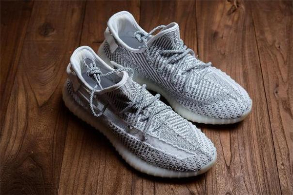yeezy 350滿(mǎn)天星真假對(duì)比 鑒定方法看這里