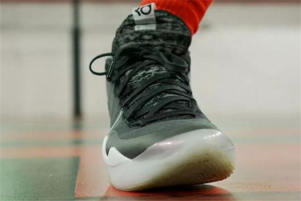 耐克kd12和lbj16哪個(gè)好 kd12和詹16對(duì)比測評(píng)