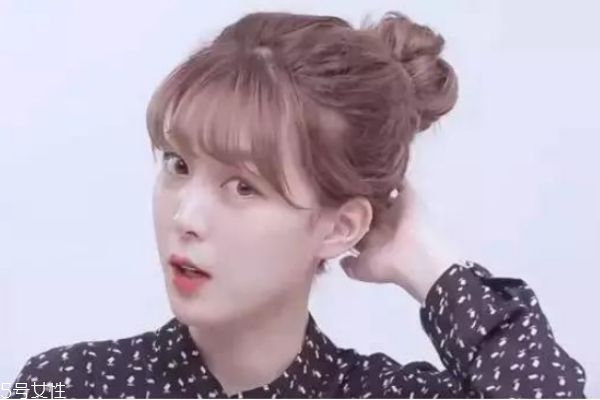 一分鐘懶人盤(pán)發(fā)丸子頭 高聳簡(jiǎn)單丸子頭扎法