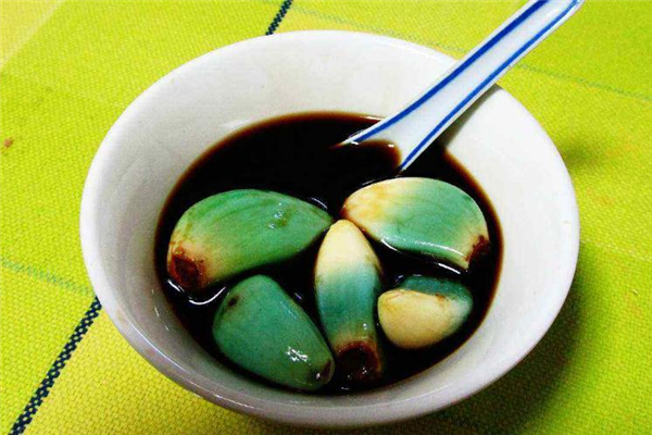 醋泡大蒜為什么會變綠 屬于正?，F(xiàn)象