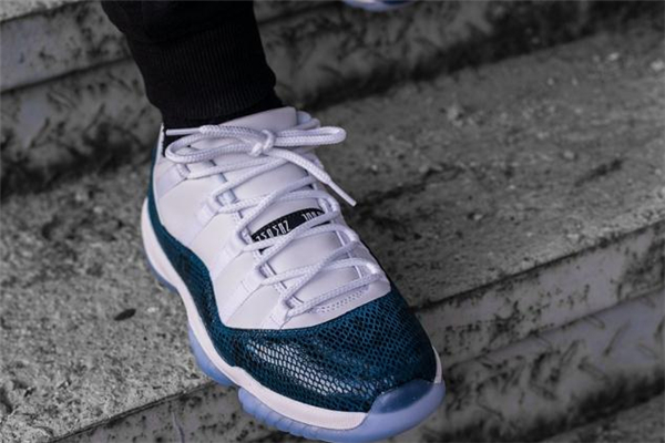 aj11 low藍(lán)蛇開箱測評 aj11 low藍(lán)蛇實(shí)物上腳