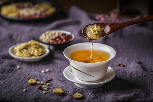 眼睛干澀酸脹怎么辦？來(lái)點(diǎn)花茶加越橘葉黃素