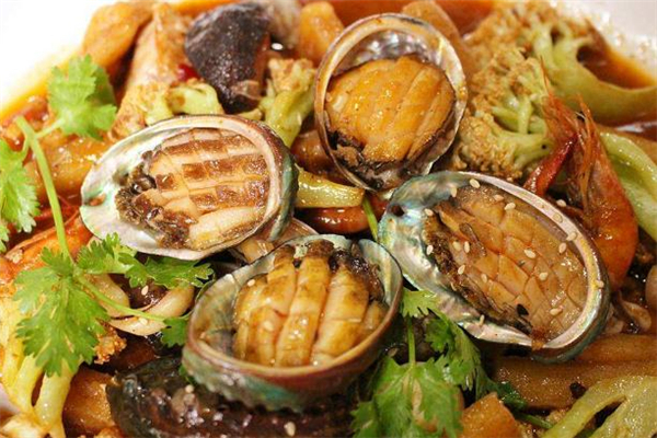 鮑魚(yú)可以帶殼一起煮嗎 鮑魚(yú)可以帶殼紅燒嗎
