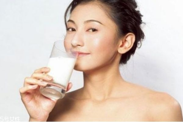 牛奶和豆?jié){哪一個(gè)營(yíng)養(yǎng)更高 牛奶和豆?jié){的區(qū)別