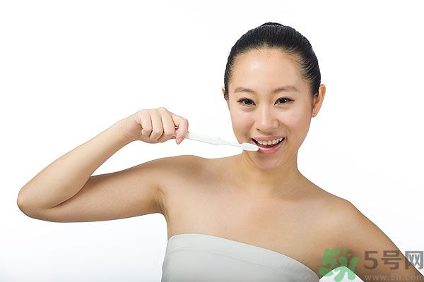 溫水刷牙好還是冷水刷牙好？溫水刷牙的好處