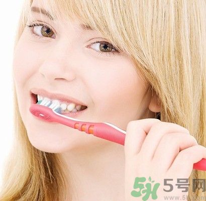 刷牙用冷水還是熱水好？刷牙用熱水有什么好？