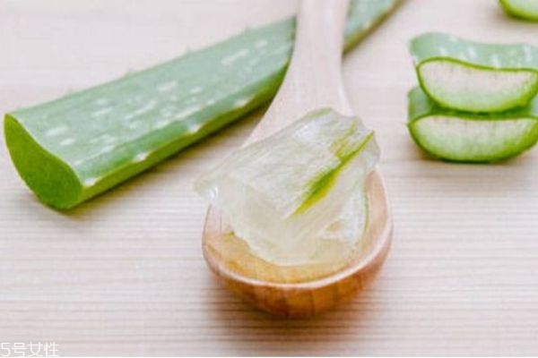 為什么蘆薈膠越用越黑 蘆薈膠敷臉?lè)蠖嚅L(zhǎng)時(shí)間