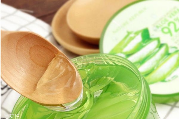 為什么蘆薈膠越用越黑 蘆薈膠敷臉?lè)蠖嚅L(zhǎng)時(shí)間