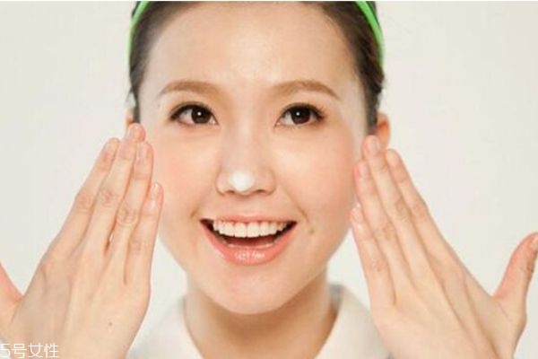 為什么化妝后會容易長痘痘 經(jīng)常化妝還想避免長痘怎么辦