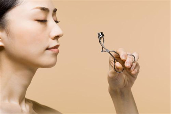 雙眼皮手術(shù)風(fēng)險(xiǎn)大嗎 雙眼皮手術(shù)屬于常見手術(shù)