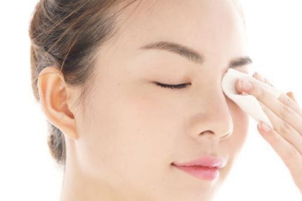 為什么化妝后會容易長痘痘 經(jīng)?；瘖y還想避免長痘怎么辦