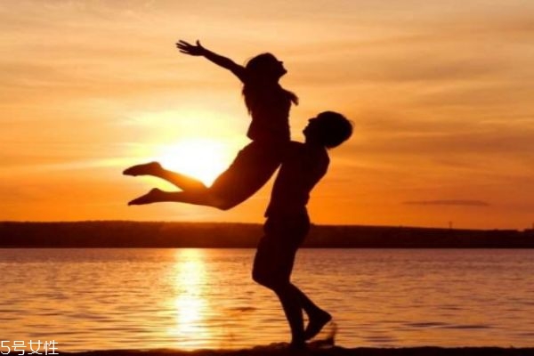 男朋友比較害羞怎么辦呢 為什么男朋友從來(lái)不說(shuō)情話(huà)呢