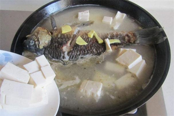 鯽魚(yú)豆腐湯放牛奶嗎 鯽魚(yú)豆腐湯怎么做湯白