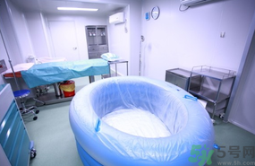 水中分娩要多少錢(qián)？水中分娩的好處和壞處