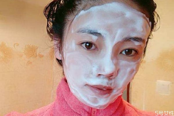 洗面奶的類(lèi)型有什么呢 油性皮膚適合什么類(lèi)型洗面奶呢