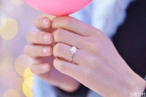 求婚戒指一般戴哪個手指女生 求婚時應注意的事項