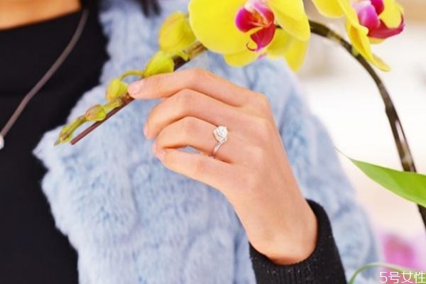 求婚戒指一般戴哪個手指女生 求婚時應注意的事項