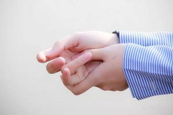 長掰手指會(huì)變粗嗎 掰手指關(guān)節(jié)變大了怎么辦
