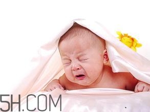 新生兒吐奶情況什么時(shí)候會(huì)沒有？寶寶吐奶了怎么辦？