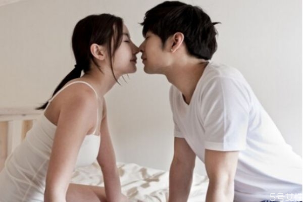 接吻時(shí)怎么看出男人是否愛你 接吻怎么看出誰更愛對方