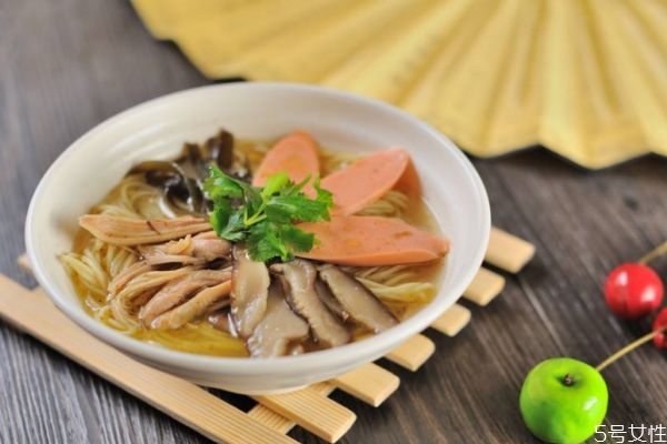 腸炎應(yīng)該多吃一點什么呢 腸炎在飲食上藥注意什么呢