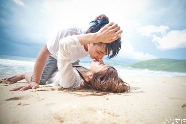 領(lǐng)了結(jié)婚證各住各家嗎 領(lǐng)證了沒結(jié)婚要住誰(shuí)家