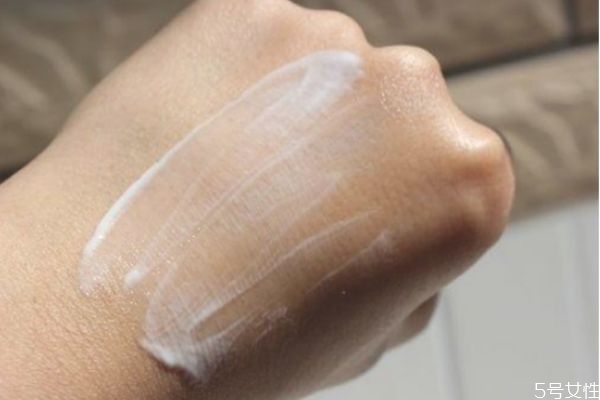 護膚后臉上搓泥是怎么回事 護膚品搓泥原因大揭秘