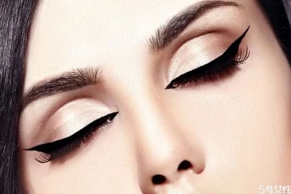 畫內(nèi)眼線好還是外眼線 畫內(nèi)眼線會(huì)被看出來(lái)嗎