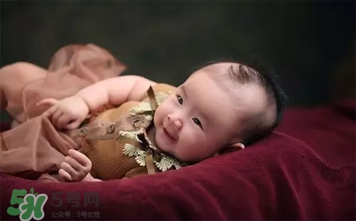 寶寶睡覺搖頭怎么回事？寶寶睡覺搖頭是缺鈣嗎？