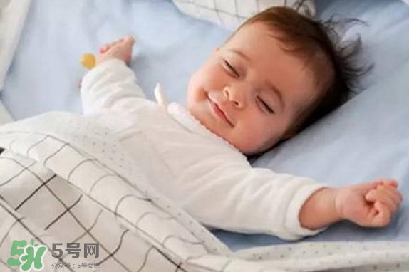 寶寶睡覺為什么會笑？寶寶睡覺笑出聲是做夢了嗎？