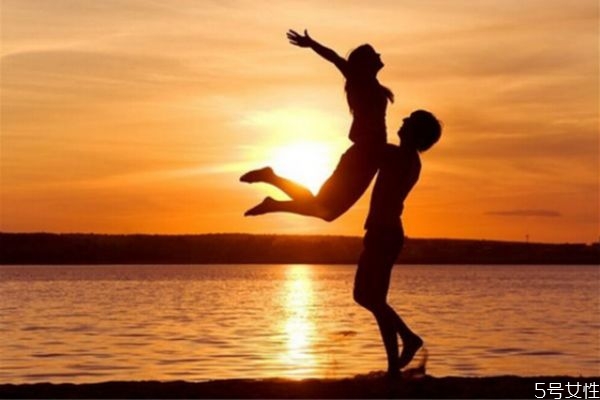 為什么男朋友不想結(jié)婚 男人婚前焦慮是因?yàn)槭裁?>
<strong>為什么男朋友不想結(jié)婚 男人婚前焦慮是因?yàn)槭裁?/strong>
</a>
<p>如果你們兩的感情已經(jīng)很深了，在你想要穩(wěn)定下來(lái)的時(shí)候，你的男朋友卻不想結(jié)婚，首先要問(wèn)清楚原因，再?zèng)Q定你們的這段愛(ài)情是否該堅(jiān)持下去。</p>
</li>
<li>
<a href=