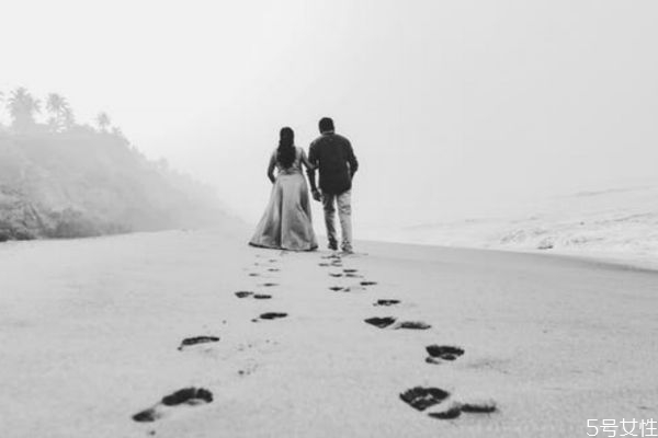 快結(jié)婚的時(shí)候不想結(jié)婚了該怎么辦 婚前焦慮是因?yàn)椴粣蹎?/h1>

時(shí)間：2020-06-22 17:49:04 編輯：本站整理 139
分享至：



 c_4(); 
在快要結(jié)婚之前自己又不想結(jié)婚了，一般是因?yàn)橛悬c(diǎn)婚前恐懼癥，面對(duì)婚姻有點(diǎn)恐懼的心理，結(jié)婚本是件大事，會(huì)改變一個(gè)人日后的生活。快結(jié)婚的時(shí)候不想結(jié)婚了該怎么辦一、詢問原因任何事情都不可能無緣無故地發(fā)生，了解你不想結(jié)婚的原因是很重要的，因?yàn)橛行﹩栴}可能不是不能解決的嚴(yán)重的本質(zhì)問題，找出它，很好地解決它，結(jié)婚仍然可以繼續(xù)結(jié)婚。我們要坐下來解決什么問題呢?婚姻畢竟是件大事。這其中牽涉到很多事情，所以如果我們不想結(jié)婚，我們就得問為什么。二、未為結(jié)婚作好準(zhǔn)備如果是這樣的話，婚姻實(shí)際上可以繼續(xù)結(jié)婚，但這只是時(shí)間問題。也許女人認(rèn)為一切都來得太快了，在這個(gè)快節(jié)奏的時(shí)代里仍然有相當(dāng)多的閃光婚姻。只要給女人一定的時(shí)間，同時(shí)讓他看到你的真誠(chéng)，給你較大的安全感讓她快速度過這段時(shí)間。三、婚姻準(zhǔn)備工作中的矛盾這種情況也經(jīng)常發(fā)生，都說婚姻是兩個(gè)家庭的事，當(dāng)兩個(gè)家庭即將結(jié)婚時(shí)，兩個(gè)家庭由于某些事情溝通不太好，導(dǎo)致一方家庭或一方個(gè)人的不滿，也會(huì)使另一方不愿立即結(jié)婚，這些都是可以解決的問題，只要找到并真誠(chéng)地解決，這段婚姻也是可以結(jié)婚的。四、發(fā)現(xiàn)了越來越多的缺點(diǎn)戀愛通常是為了向?qū)Ψ秸故咀约狠^好的一面，當(dāng)真正的兩個(gè)人想要結(jié)婚同居時(shí)，發(fā)現(xiàn)對(duì)方的缺點(diǎn)越來越多，顯然過去很有禮貌，現(xiàn)在的愛情怎么會(huì)被忽視，顯然過去很勤奮，現(xiàn)在怎么打半天也打不了電話，關(guān)于這種問題，需要好好溝通，畢竟，愛是容易的，困難的，溝通是好的還是好的婚姻。五、兩人的不適當(dāng)處境我們要繼續(xù)細(xì)分這樣一種情況，例如，兩個(gè)人真的只是不合適，或者兩個(gè)人想分手的情況，前者適當(dāng)?shù)臏贤ê蜁r(shí)間是可以解決的，畢竟這只是一個(gè)心理問題，后者是一個(gè)比較尷尬的情況，可能真的覺得你不想繼續(xù)下去，那么此時(shí)取決于你自己的態(tài)度。　結(jié)婚前的新人，心里的情況非常的不穩(wěn)定，有些人會(huì)有恐婚證，較好的辦法就是自己調(diào)整心態(tài)，別人也幫不了你什么的。婚前焦慮是因?yàn)椴粣蹎?/h3>其實(shí)婚前焦慮不是因?yàn)椴粣郏饕蛴兄皇侨鄙賹?duì)美好婚姻生活的幻想，也就是說，你擔(dān)心自己沒有能力讓對(duì)方幸福，擔(dān)心婚姻生活并不是自己想象的樣子，但其實(shí)該有的感情還是存在，只是你暫時(shí)沒法意識(shí)到。婚前恐婚癥如果沒有絕對(duì)理性的理由，那就應(yīng)該是有點(diǎn)婚前恐懼癥吧，對(duì)未來將要和另一個(gè)人綁定在一起的迷茫和對(duì)生活改變的恐懼。我覺得如果當(dāng)初你們決定結(jié)婚的時(shí)候不是因?yàn)橄胫鴮⒕蛯⒕偷脑?，說明自己已經(jīng)做好了面對(duì)的勇氣，現(xiàn)在不想結(jié)婚了就是一種臨場(chǎng)恐懼的現(xiàn)象，是正常的。要相信當(dāng)初那個(gè)做下結(jié)婚決定的自己!什么是婚前焦慮證很多人都知道結(jié)了婚就是角色的轉(zhuǎn)變，從自由的單身生活轉(zhuǎn)變?yōu)橛屑s束的婚姻生活，你要承擔(dān)婚姻生活中的義務(wù)和責(zé)任，和從前完全不同。由于想到婚后要面臨的各種現(xiàn)實(shí)壓力、夫妻間生活習(xí)慣的磨合與反差，從而產(chǎn)生一種愛胡思亂想的情緒，進(jìn)而導(dǎo)致婚前恐懼焦慮。 

 b_4(); 


婚前恐懼癥會(huì)變好嗎 為什么會(huì)婚前焦慮
為什么男朋友不想結(jié)婚 男人婚前焦慮是因?yàn)槭裁?/a>

網(wǎng)站首頁
返回欄目

標(biāo)簽：結(jié)婚婚前

相關(guān)文章

1結(jié)婚前情緒不穩(wěn)定怎么辦 結(jié)婚前必須提出的要求浏览:3468 2結(jié)婚之前需要想好什么 嫁人看對(duì)方父母浏览:1万+ 1男朋友不想結(jié)婚我還等嗎 男朋友為什么不想結(jié)婚 2婚禮算日子可以算幾次 結(jié)婚怎么算日子 3男的著急領(lǐng)證說明什么 為什么男朋友著急領(lǐng)證 4一般領(lǐng)證后多久辦婚禮 結(jié)婚的三大必要條件 5女性結(jié)婚后胸部真的會(huì)變大嗎 什么情況下胸會(huì)變大 6為了掙錢兩地分居值得嗎 結(jié)婚后異地有意義么 


熱門文章
新婚夫妻為什么總是吵架 新婚夫妻吵架的原因

50歲女人外遇的表現(xiàn) 50歲女人外遇是怎么樣的外遇是只是男性會(huì)做的事情，在這個(gè)物欲橫流的社會(huì)女性一樣會(huì)有外遇……
怎么試探老婆有沒有出軌 試探老婆出軌的絕招
婚外情多久不聯(lián)系就算結(jié)束了 婚外情多久不見會(huì)斷
老婆總是和別的男人聊天怎么辦 老婆跟別的男人聊天心理
一直不理婆婆最后會(huì)怎樣 長(zhǎng)期不理公婆的結(jié)果

二婚分手了還會(huì)復(fù)合嗎 二婚分手容易挽回嗎
出軌后復(fù)合能過得好嗎 出軌了必須選擇離婚嗎

二婚找對(duì)象有哪些途徑 二婚找對(duì)象哪個(gè)網(wǎng)站好二婚的人在找對(duì)象的時(shí)候其實(shí)途徑也還是挺多的，可以由朋友介紹、親……
婆婆不敢動(dòng)的幾種兒媳婦 婆婆最怕的5種媳婦
有多少男人會(huì)打老婆 打了老婆后男人的心理
出軌被婆婆知道怎么辦 女人出軌公婆會(huì)原諒嗎
脾氣暴躁的男人怕什么 脾氣暴躁的男人怎么治

妻子做哪些事讓會(huì)傷丈夫的心 這些事最傷丈夫的心

5H跟帖 
















網(wǎng)友評(píng)論僅供其表達(dá)個(gè)人看法，并不表明5h立場(chǎng)。





		var mydate = new Date();
		var year = mydate.getFullYear();
		var month = mydate.getMonth();
		var day = mydate.getDate()
		var nowdate = year+"-"+month+"-"+day
		
		$("#imageField").click(function(){
			var commentcont = $(".comment-text").val();
			if($(".comment-text").val()==""){
				alert("您沒什么話要說嗎？");
			}else{
				var data = {
					nomember:1,
					saytext:commentcont,
					id : $("#id").attr("value"),
					ecmsfrom : $("#ecmsfrom").attr("value"),
					classid : $("#classid").attr("value"),
					enews : $("#enews").attr("value"),
					repid : $("#repid").attr("value")
				};				
				$.ajax({
					type: "POST",
					url: "/e/pl/doaction.php",
					data: data,
					dataType:'text',
					success: function(msg){
						$(".comment-text").val("");
						$(".comment-body").prepend('<li><div   id="dfbl5lf"   class="combd-title"><span id="d7tftlr"    class="title">本站網(wǎng)友:匿名</span><span id="npjhfzf"    class="time">'+nowdate+'</span></div><p class="combd-bd">'+commentcont+'</p></li>')
					}
				});
			}	
		})	
	
 
