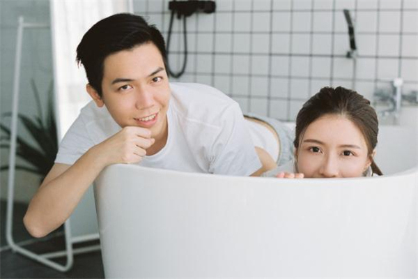 姐弟戀應(yīng)該誰(shuí)寵誰(shuí) 姐弟戀怎么寵女朋友