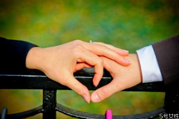 男生幾種表現(xiàn)可以挽回 分手后男生還愛(ài)你的表現(xiàn)