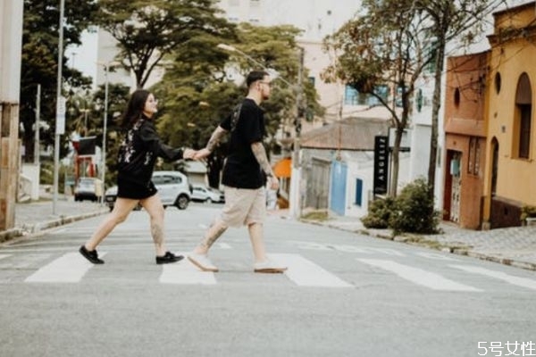 男女相處時有了哪些感覺才算作愛 男人把你當(dāng)老婆表現(xiàn)