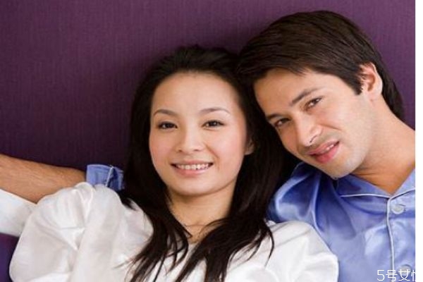男人會(huì)假裝愛一個(gè)女人嗎 渣男不愛你假裝愛你的表現(xiàn)