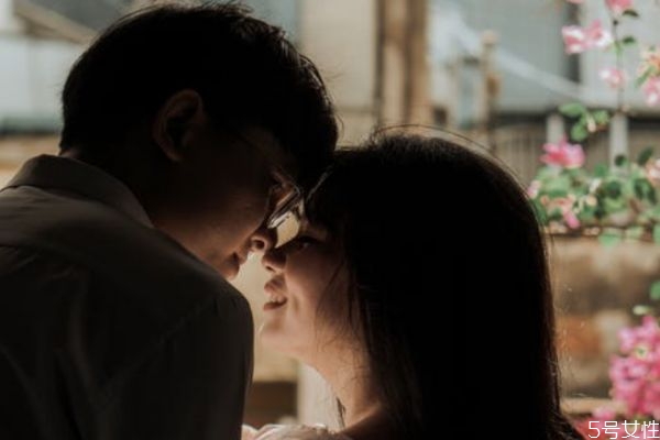 假裝愛你的男人有四點 愛不愛你這些細節(jié)暴露了一切
